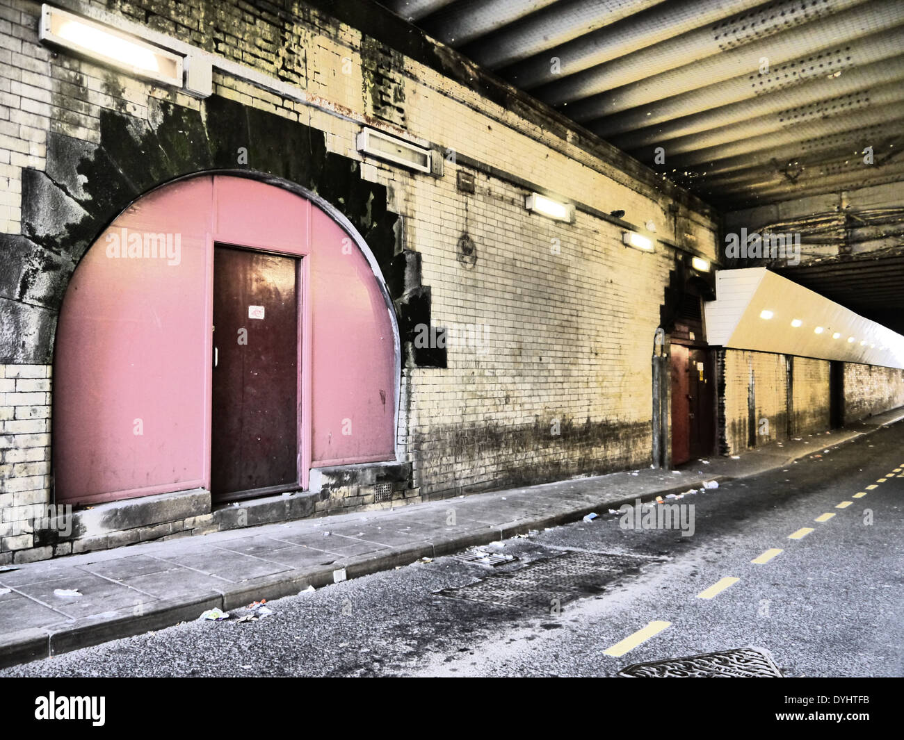 Création / image photographique artistique de porte voûtée, tunnel routier / / passage souterrain, Newcastle upon Tyne, England, UK Banque D'Images