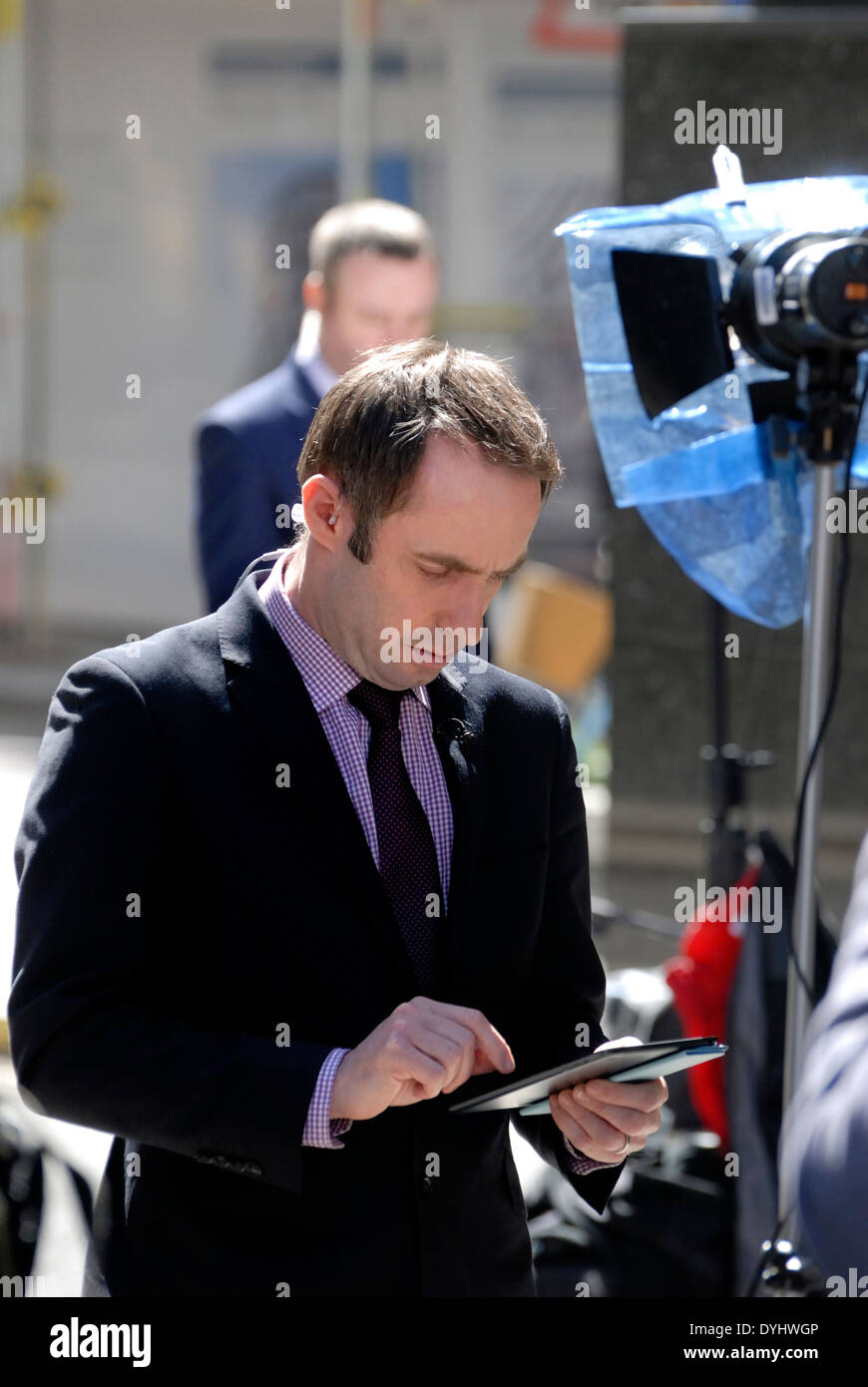 Tom Symonds - BBC correspondant des affaires intérieures - se préparer à une diffusion à l'extérieur à l'Old Bailey (avril 2014) à l'aide d'un iPad Banque D'Images