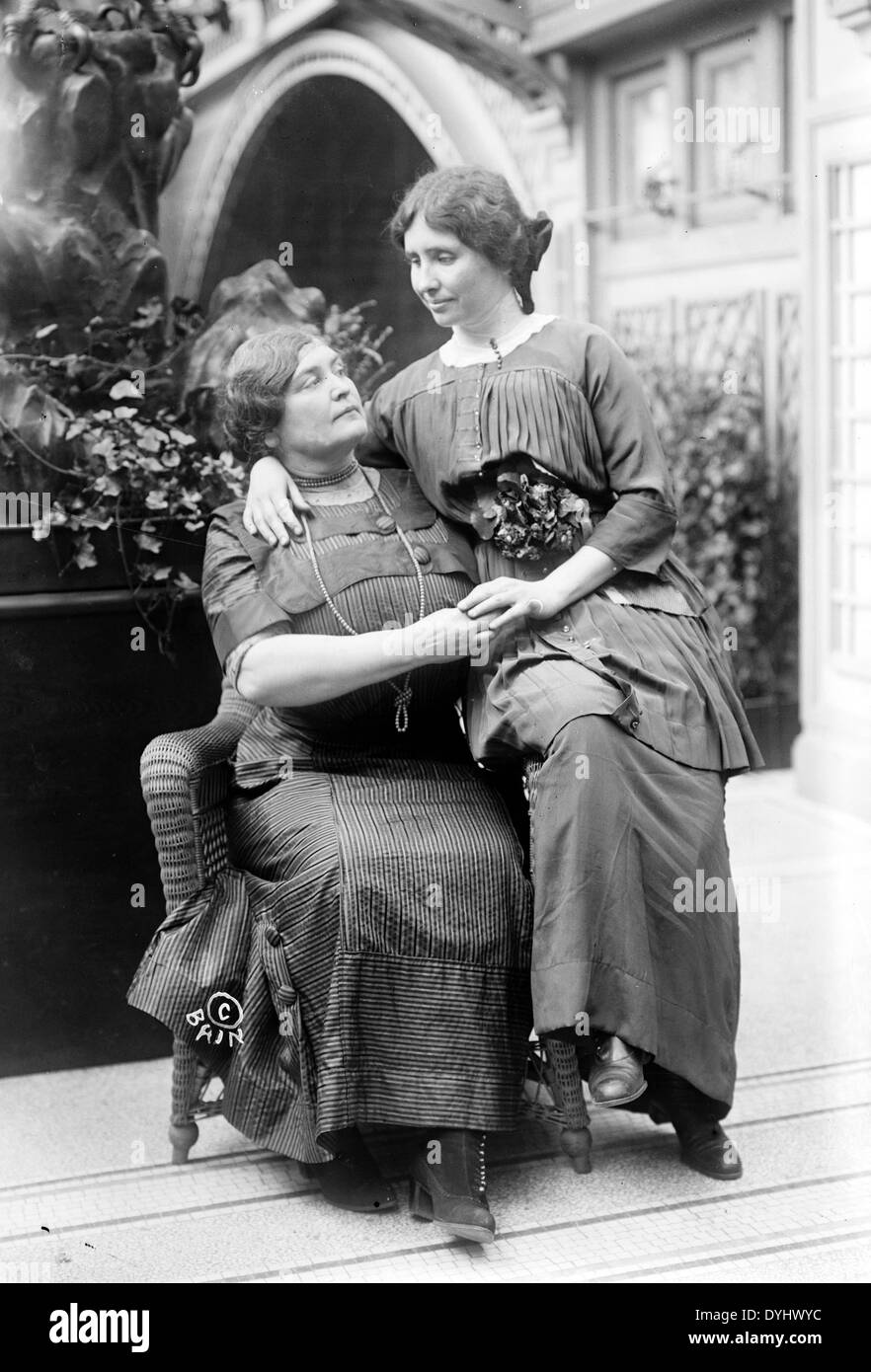 HELEN KELLER et aveugles américains sur les genoux d'Anne Sullivan vers 1905 Banque D'Images