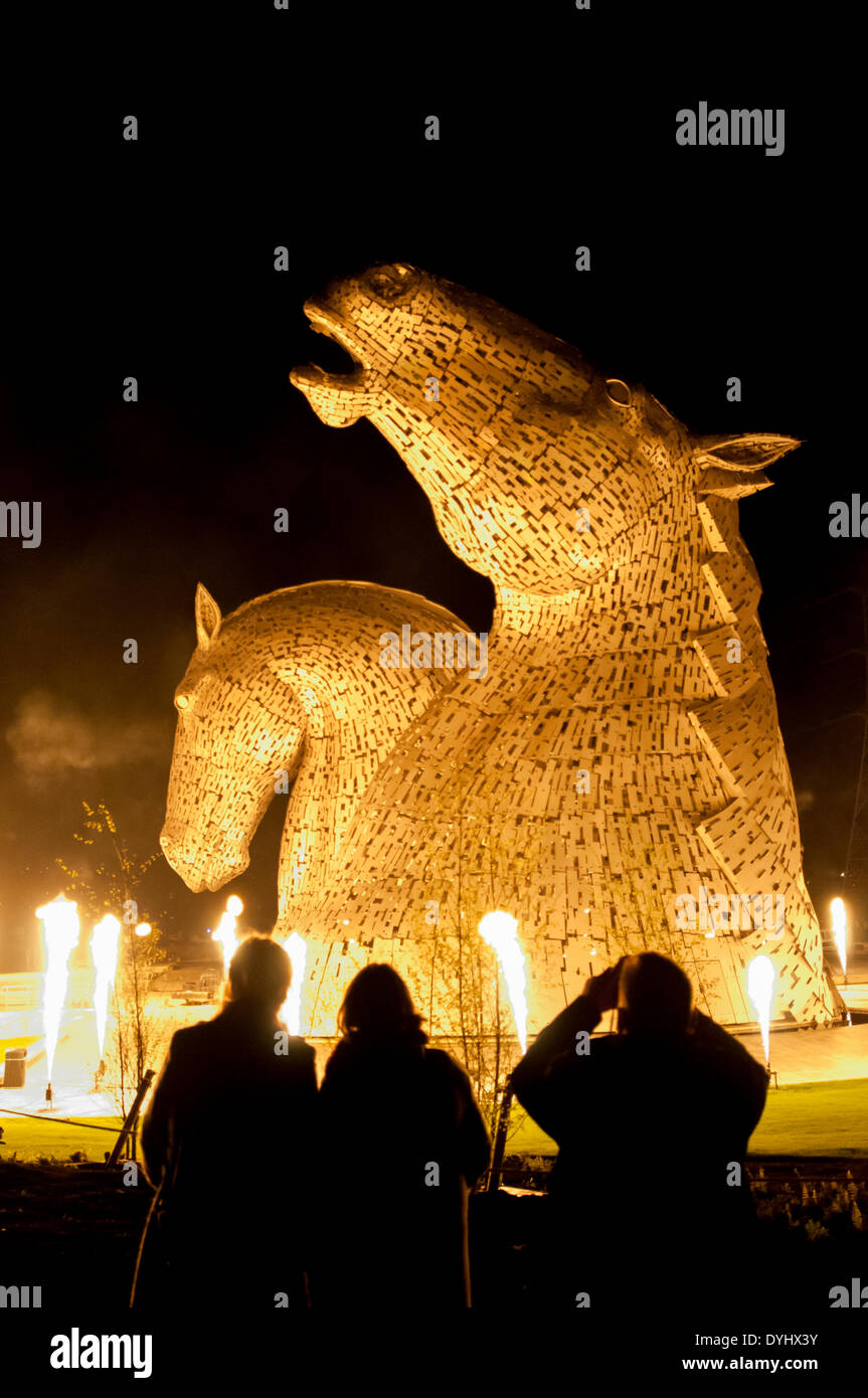 Glasgow, Ecosse, Royaume-Uni. 18 avril 2014. Le public ont leur première occasion d'obtenir des "Up Close and Personal' avec la Nouvelle Écosse, le monument culturel Kelpies, tours de la £5 millions de sculptures à Falkirk ont commencé. Les Kelpies sont l'élément central de l'£43 millions de projet de transformation des terres de l'hélice dans la région. Les deux têtes de cheval sont situés de part et d'autre d'une écluse du canal et du bassin qui s'appelle le Kelpies concentrateur, qui est ouvert dans le printemps de 2014. Crédit : Andrew Steven Graham/Alamy Live News Banque D'Images