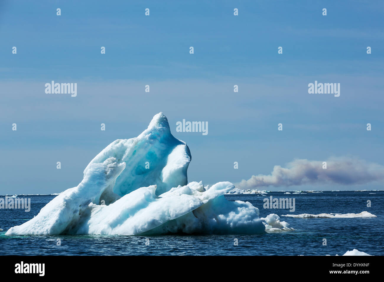 Le Canada, le Manitoba, la fonte de la glace de mer et le tabagisme Les incendies de forêts, près de Cape Tatnum sur la baie d'Hudson par temps chaud matin d'été Banque D'Images