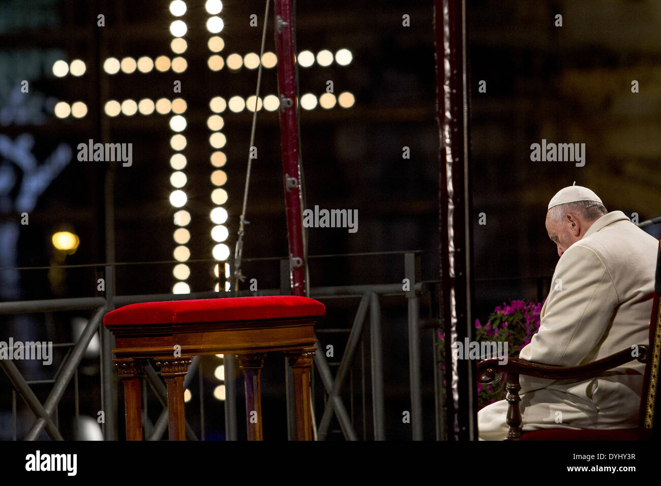 Italie Rome le 18 avril 2014 Le Pape François au Colisée, au cours Via Crucis célébration Banque D'Images