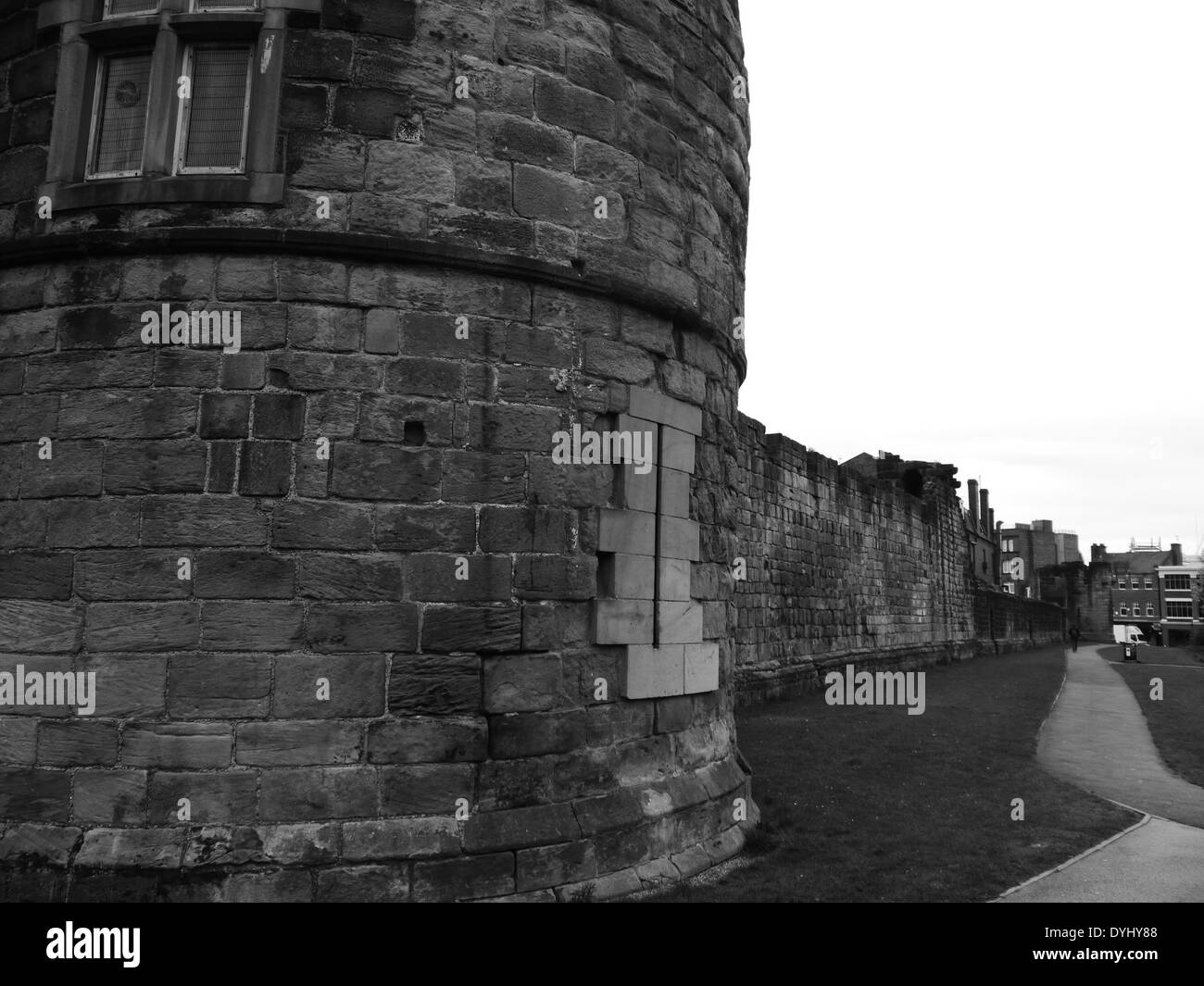 Vue partielle de Morden Tower situé dans la ville médiévale, mur, Newcastle upon Tyne, England, UK Banque D'Images