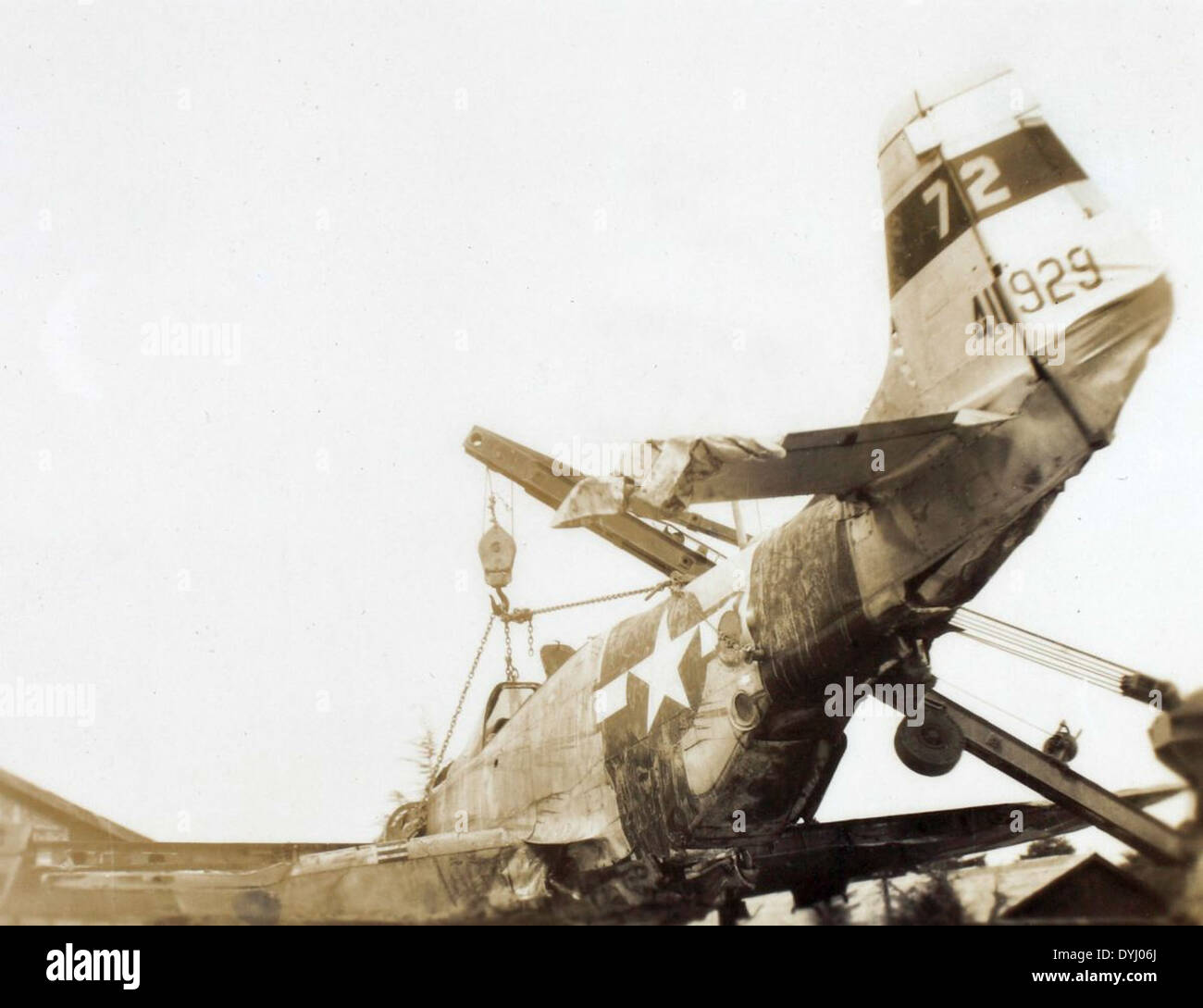 Cet album, compilé par Charles Daniels, documente un accident d'atterrissage à la Johnson Air Force base impliquant Lt. Miller pendant la première Guerre mondiale. Les photographies donnent un aperçu des défis de l'aviation en temps de guerre et de la résilience des équipages aériens. Banque D'Images