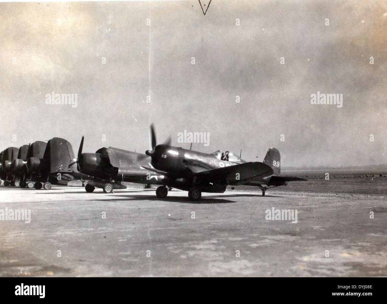 Cette photographie de l’album de Charles Daniels met en valeur deux avions emblématiques de la seconde Guerre mondiale, le Grumman F6F Hellcat et le F4U Corsair. Tous deux étaient essentiels aux opérations de l'US Navy, le Hellcat atteignant un taux d'abattage élevé et le Corsair étant connu pour sa conception distinctive de l'aile de mouette inversée. Banque D'Images