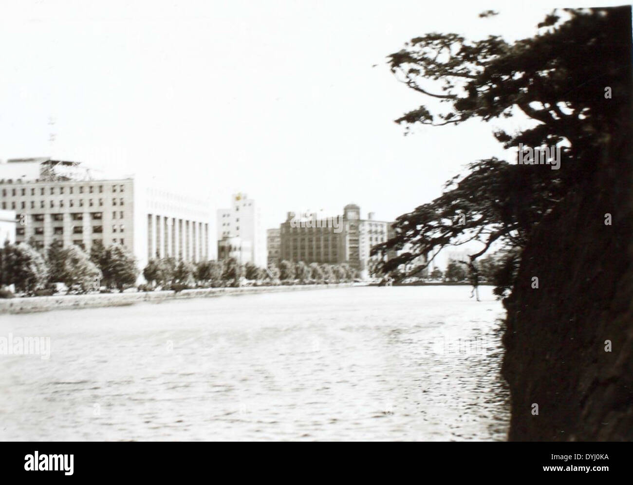 Cette image de la collection Charles Daniels montre le bâtiment Dai-Ichi à Tokyo, qui a servi de quartier général au général MacArthur pendant la seconde Guerre mondiale. Banque D'Images