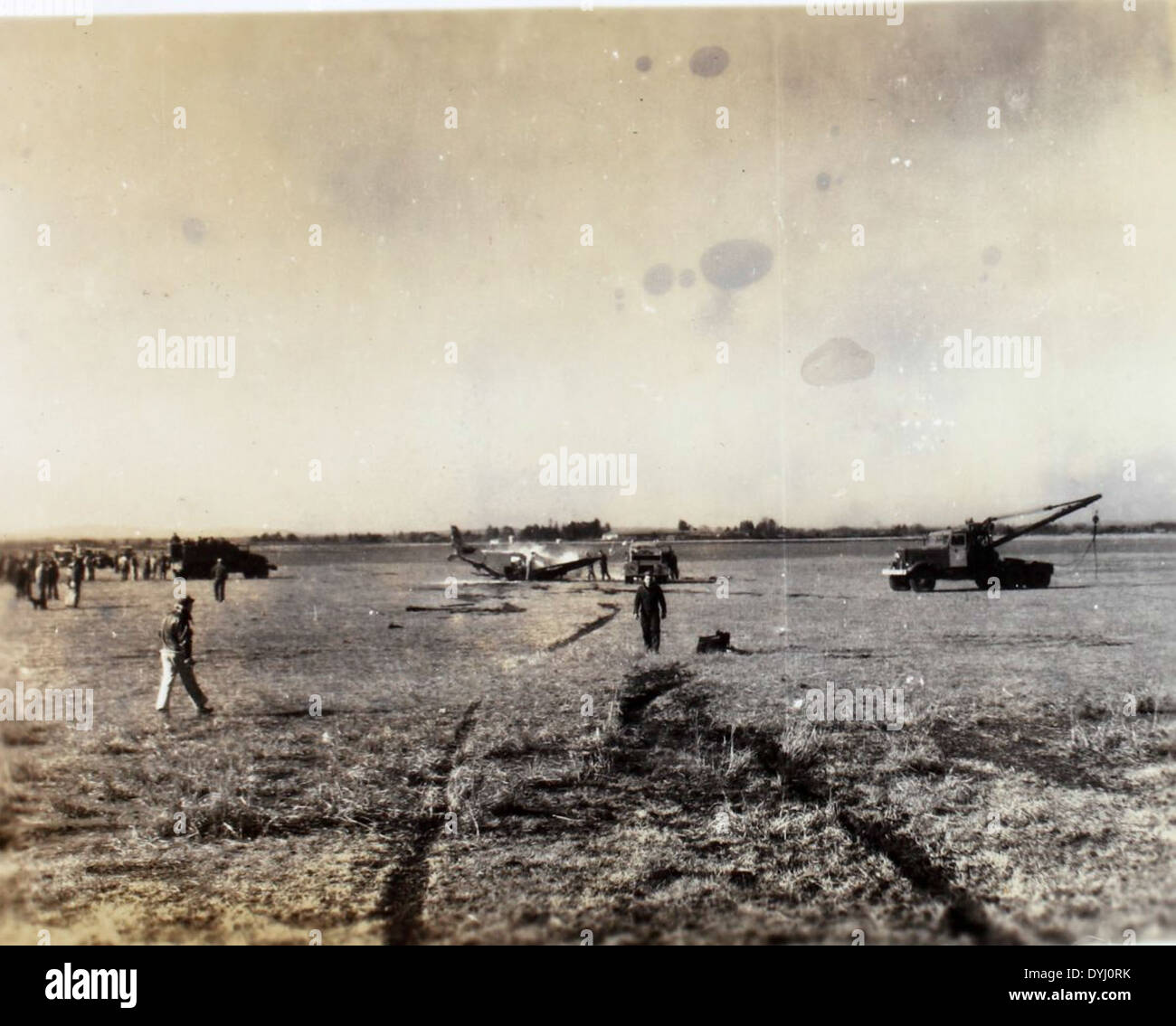 Cette photo, qui fait partie de l'album Daniels, capture un accident d'atterrissage à Johnson AFB impliquant Lt. Miller pendant la Guerre mondiale IIe Charles Daniels, un témoin, a documenté l'événement dans le cadre de sa collection d'images d'aviation de temps de guerre. Banque D'Images