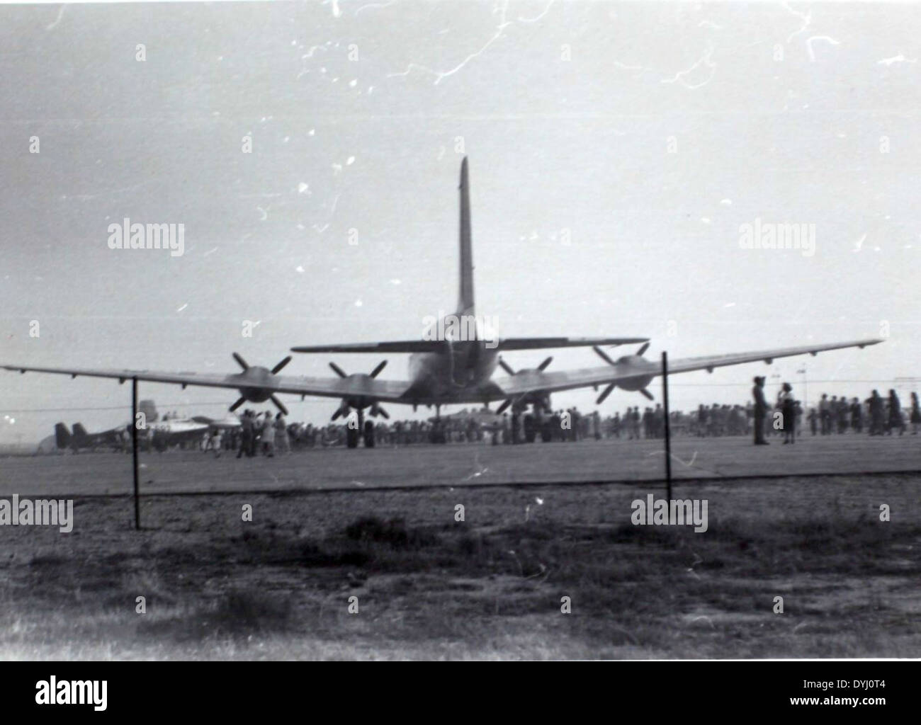 Photographie tirée de l'album de Charles Daniels mettant en vedette le Douglas C-74 Liftmaster à LAX en novembre 1949, avec le numéro d'avion 42-65407. Banque D'Images
