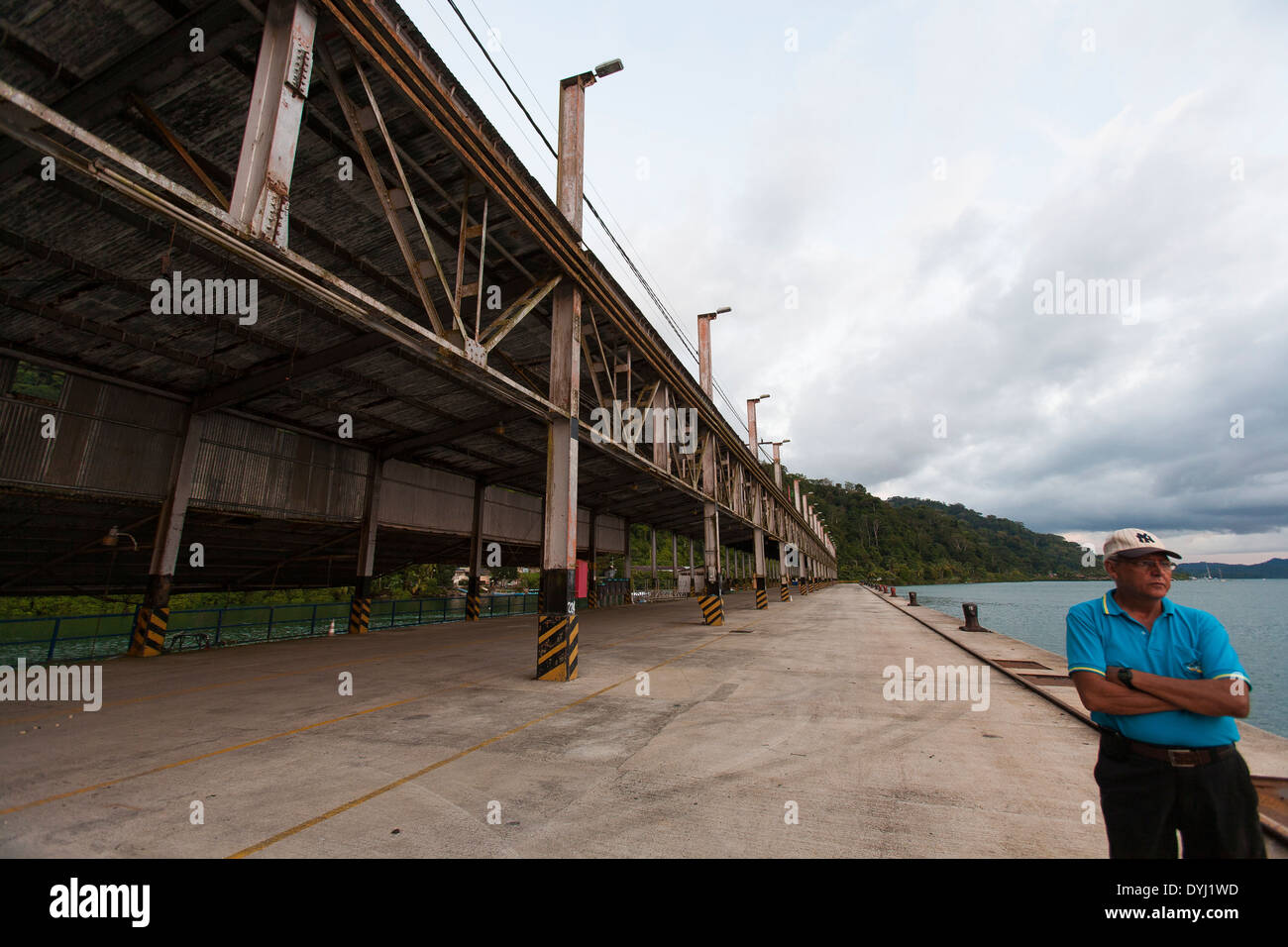Un homme se tient avec ses bras croisés sur le quai au port d'Aqaba dans la zone sud du Costa Rica Banque D'Images