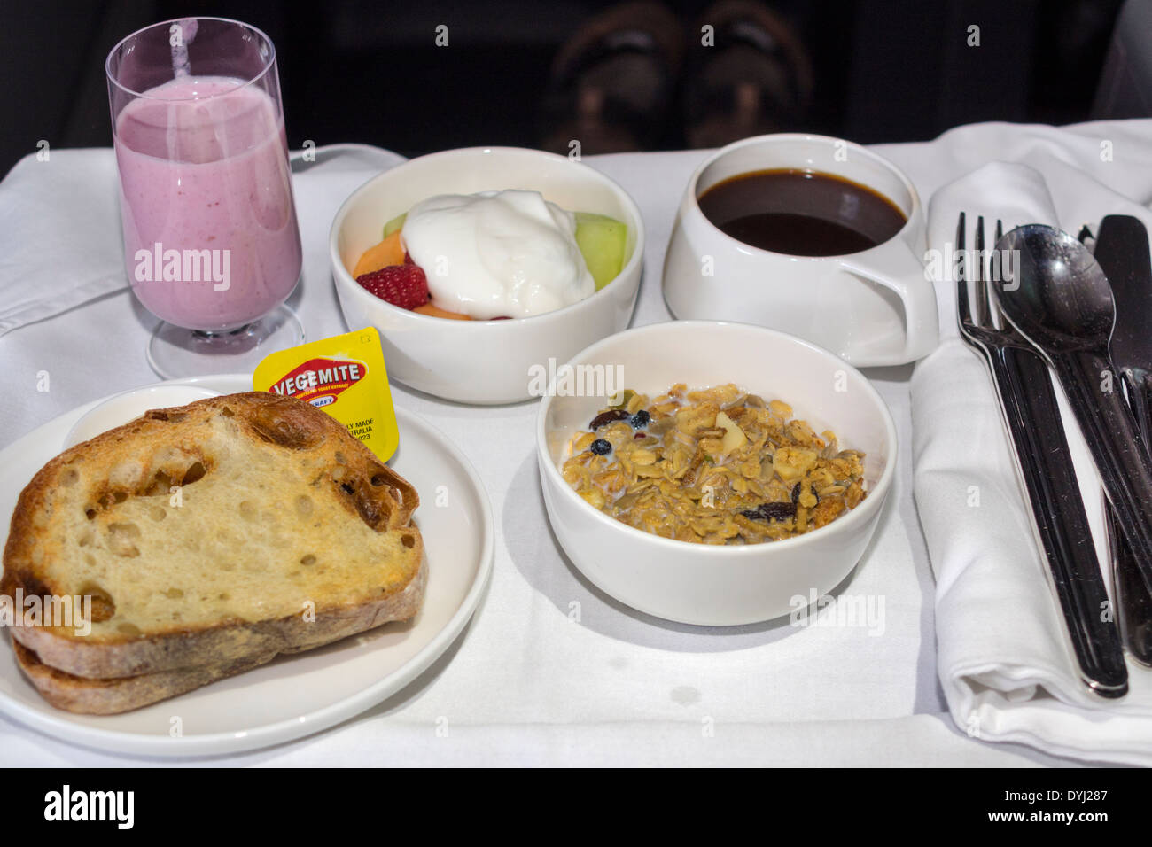 Melbourne Australie,Qantas,compagnies aériennes,à bord,vol,cabine,classe,repas,petit déjeuner,nourriture,flocons d'avoine,yaourt,plateau,réglage,AU140307002 Banque D'Images