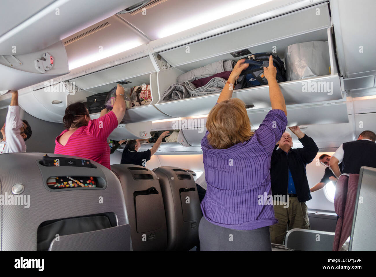 Melbourne Australie,aéroport Tullamarine,MEL,Qantas,compagnies aériennes,à bord,vol,cabine de passagers,classe,passagers passagers passagers rider,débarquer,transporter Banque D'Images