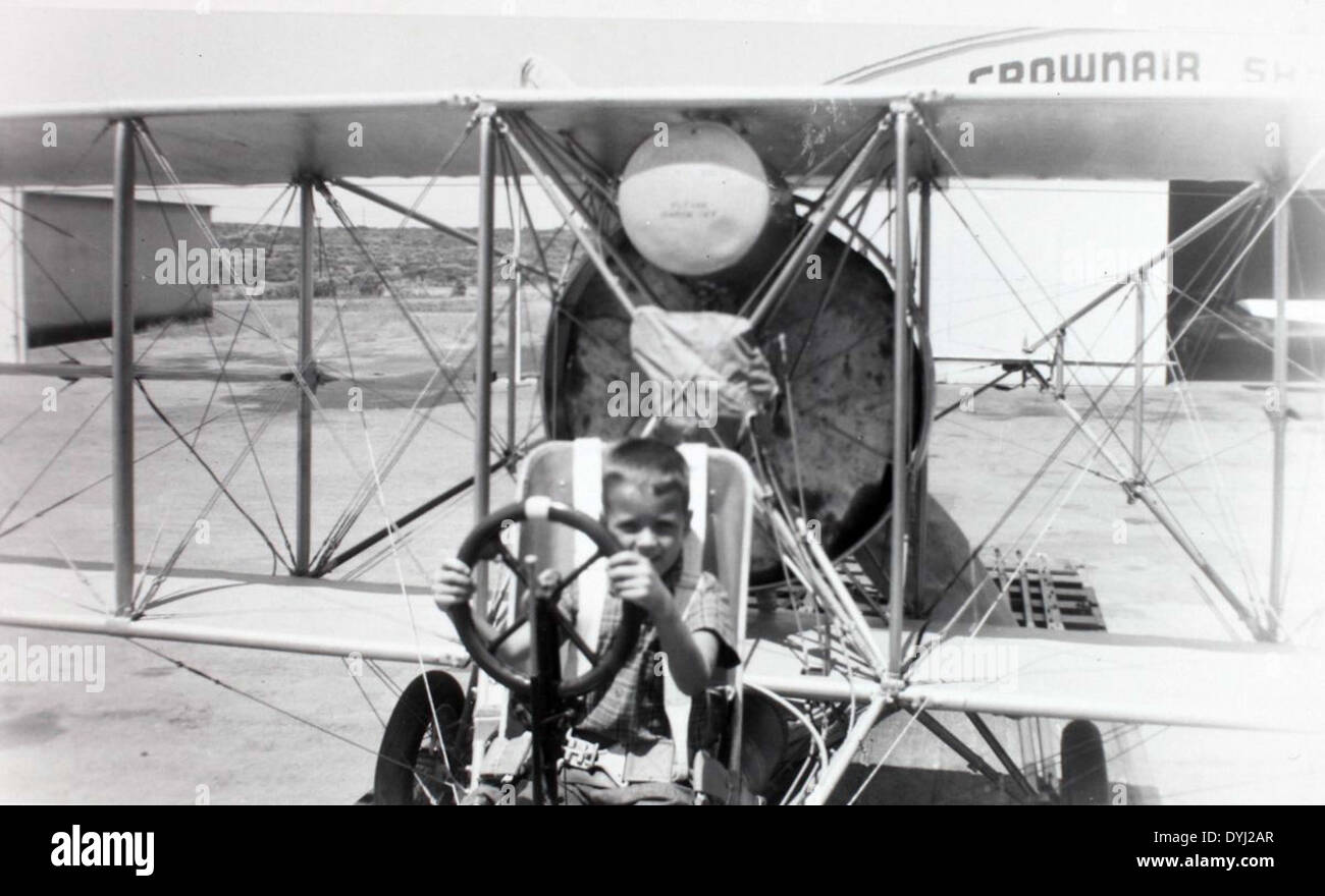 L'image du Fife 000078 montre un avion Curtiss piloté par Ray Fife, soulignant son implication dans les débuts de l'aviation. Cet avion faisait partie d'une importante collection d'avions américains classiques, mettant l'accent sur les contributions de Ray Fife à l'aviation. Banque D'Images