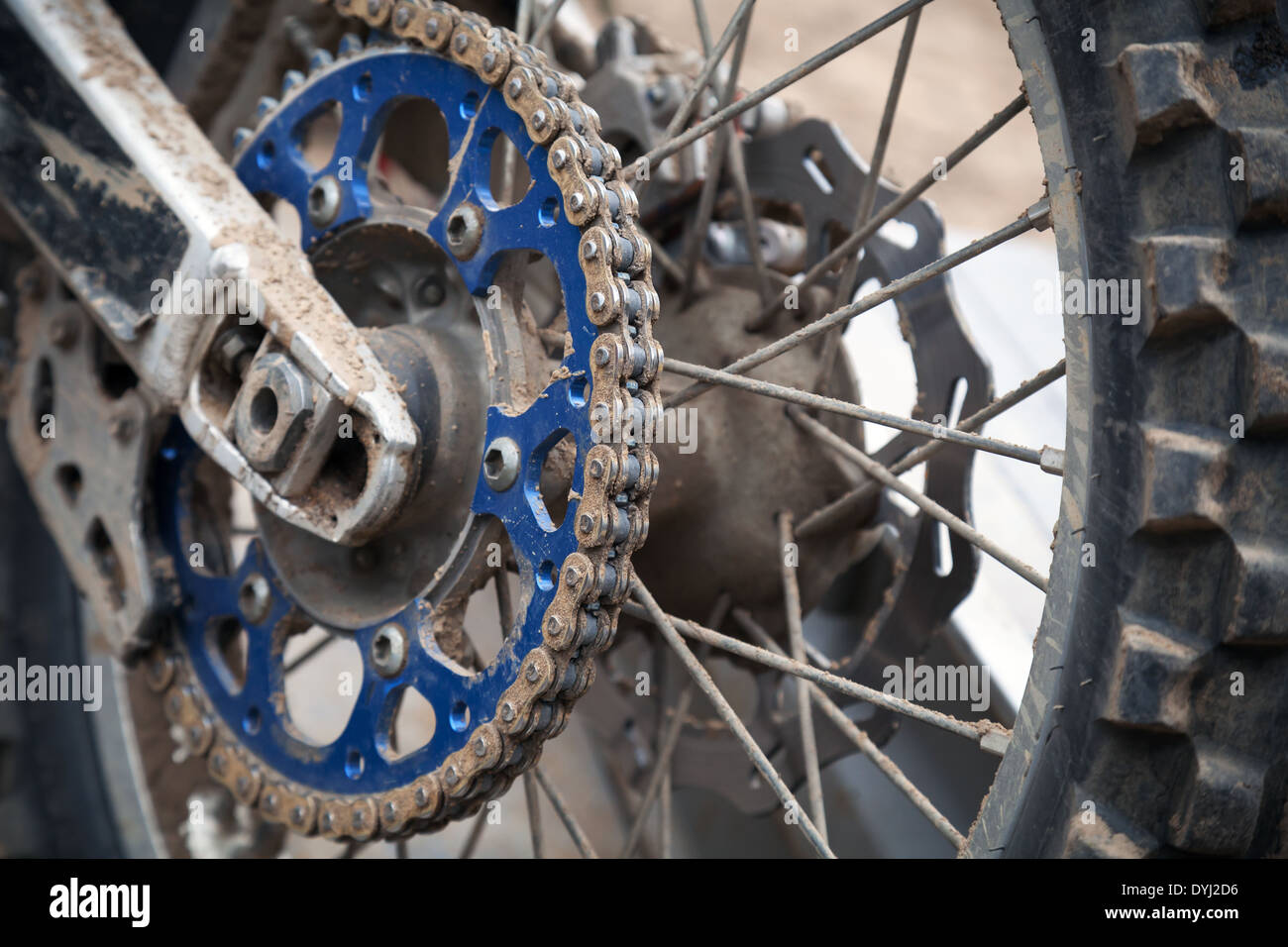 Close up fragment de roue arrière vélo motocross sport Banque D'Images