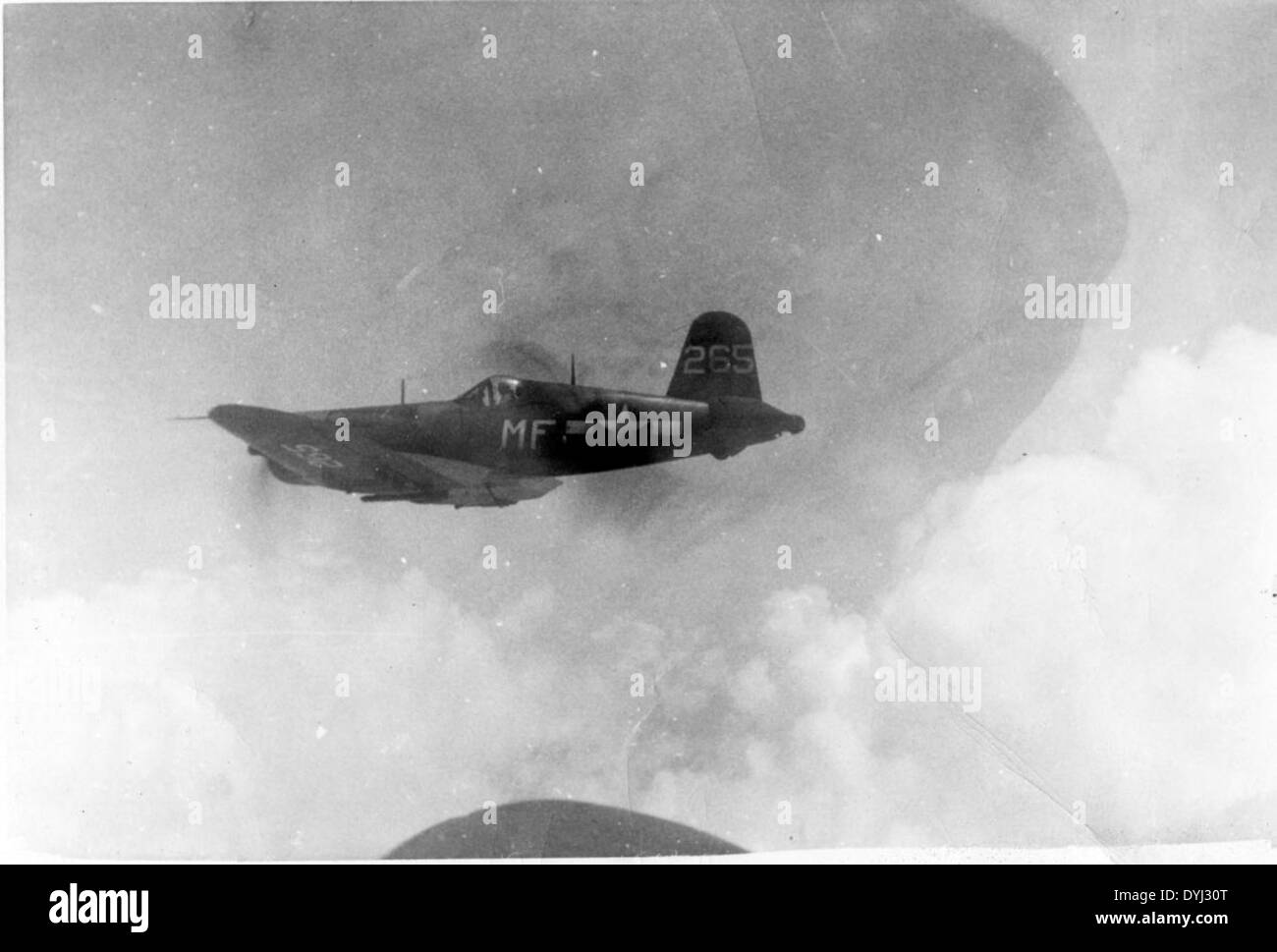 Le Vought F4U-1 Corsair est un chasseur à porte-avions de la seconde Guerre mondiale, propulsé par le moteur Pratt & Whitney R-2800 double Wasp. Connu pour ses ailes de mouette inversées distinctives et ses performances puissantes, le F4U-1 a été un atout important pour l'US Navy pendant la guerre. Il a connu un service étendu sur le théâtre Pacifique, fournissant une agilité et une puissance de feu inégalées pour le combat aérien. L'avion est devenu un symbole emblématique de l'aviation navale américaine. Banque D'Images