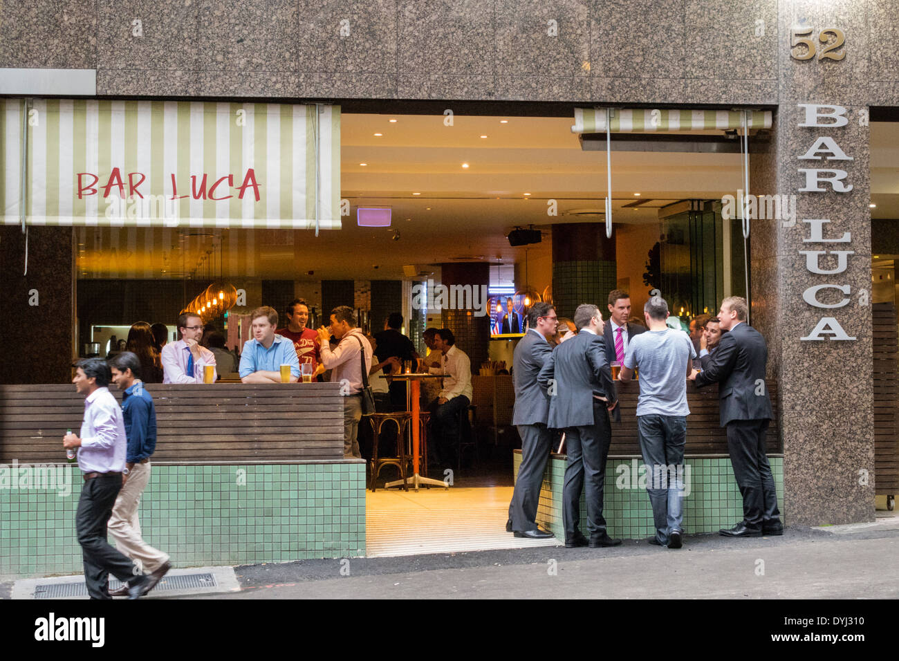 Sydney Australie, Bar Luca, restaurant restaurants repas café cafés, terrasse extérieure trottoir à l'extérieur des tables, employés de bureau, après le travail, homme hommes, AU140 Banque D'Images