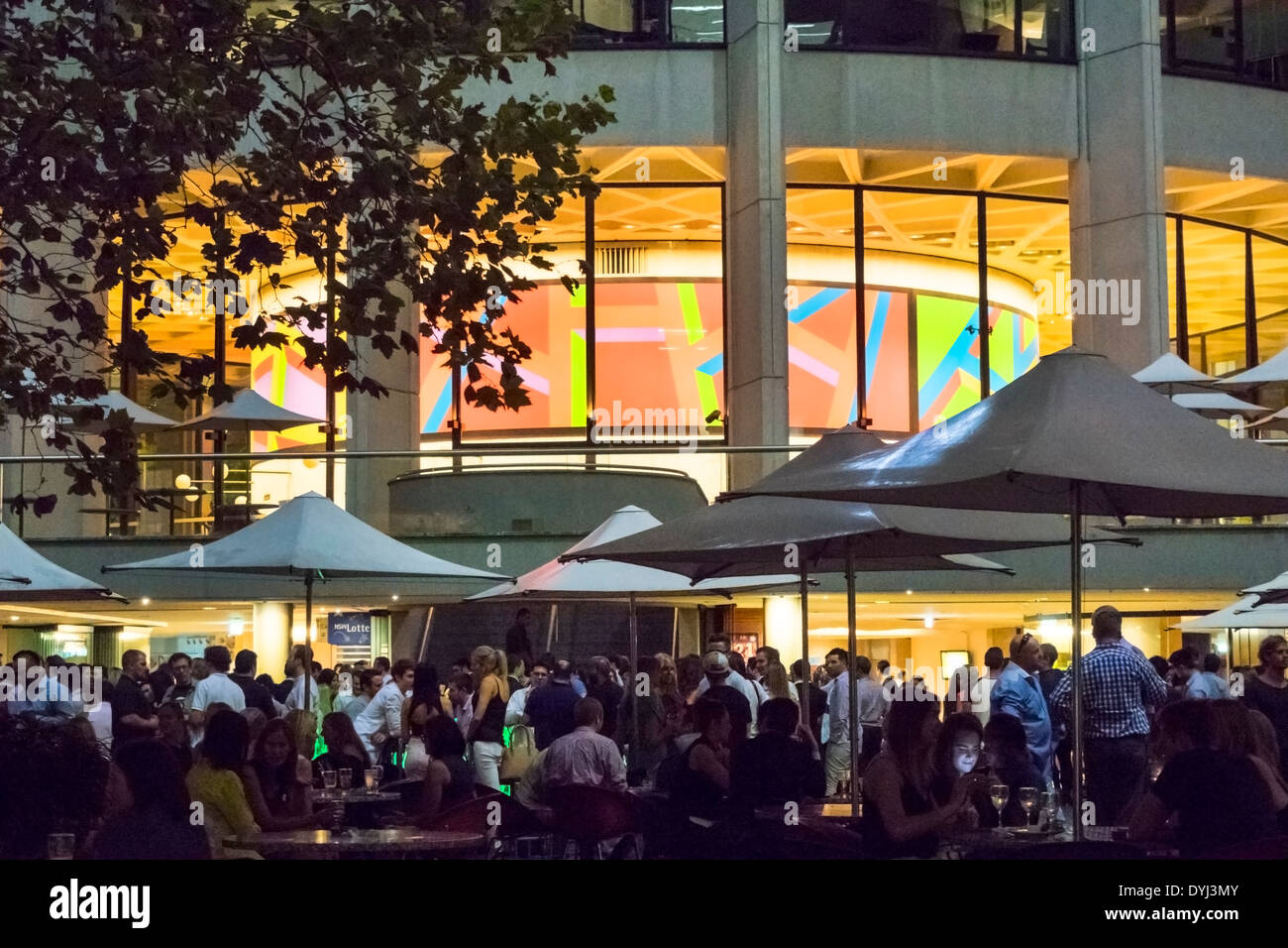 Sydney Australie, Ryan's Bar, restaurant restaurants repas café cafés, terrasse extérieure trottoir à l'extérieur des tables, nuit, après le travail, homme hommes, femme femme Banque D'Images