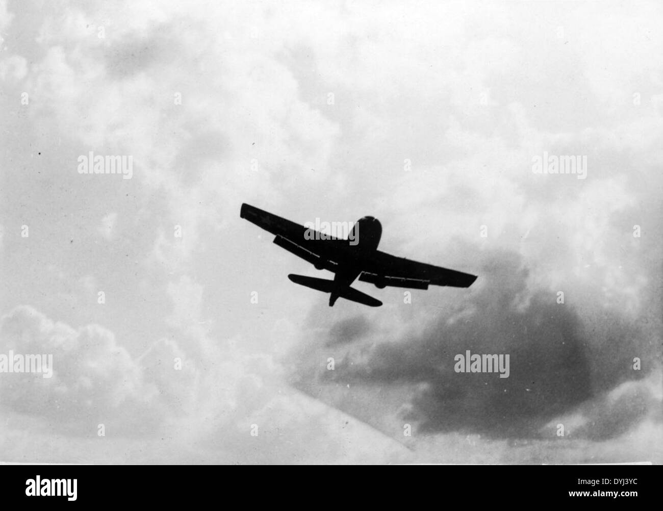 Le Grumman F6F-5 Hellcat était un avion de chasse à porte-avions utilisé par la marine américaine pendant la IIe Guerre mondiale. Il a contribué à vaincre les forces japonaises dans le Pacifique, connu pour son design robuste et son moteur puissant. Banque D'Images