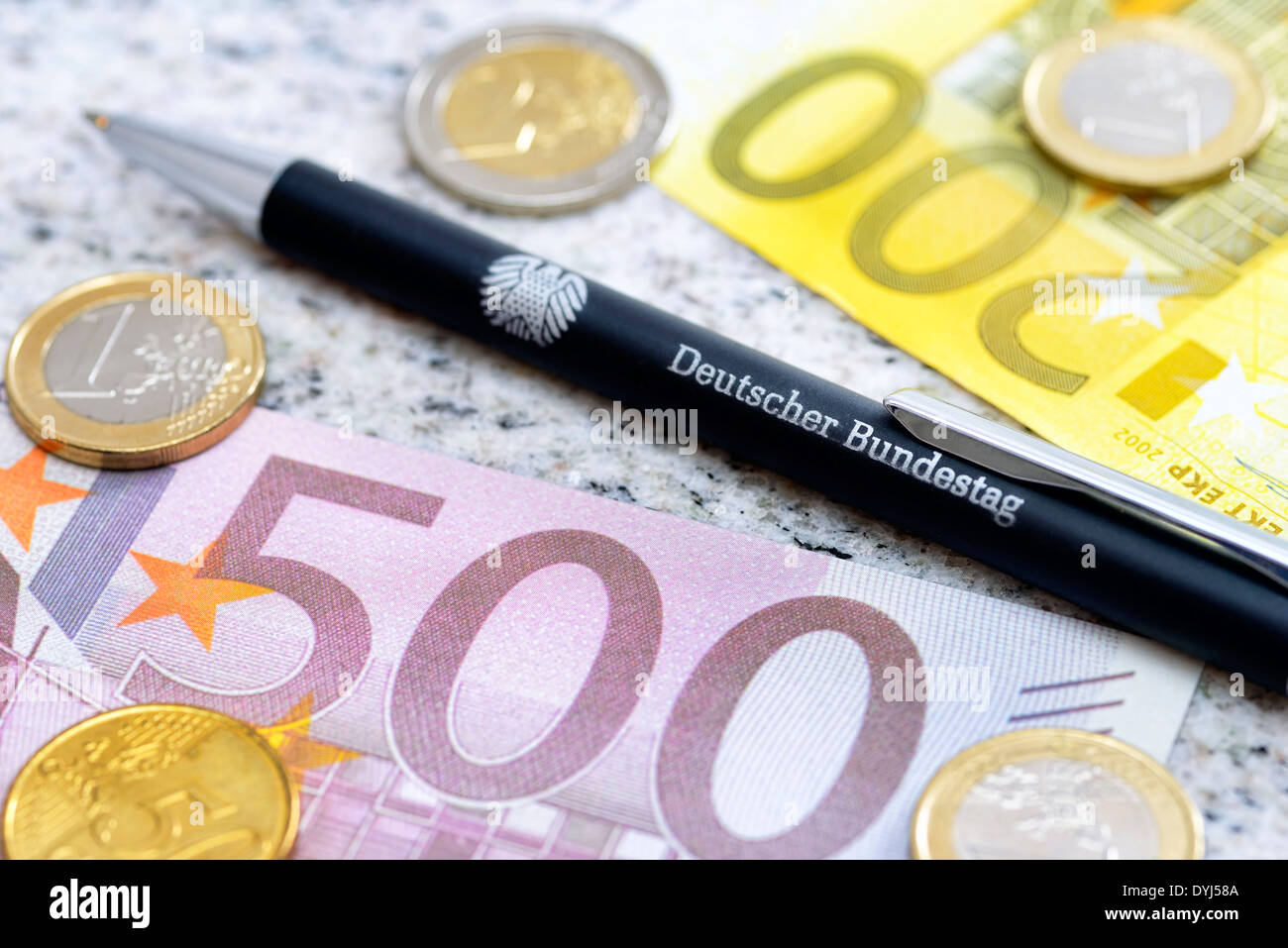 Kugelschreiber vom Deutschen Bundestag und Geld, Diätenerhöhung Banque D'Images