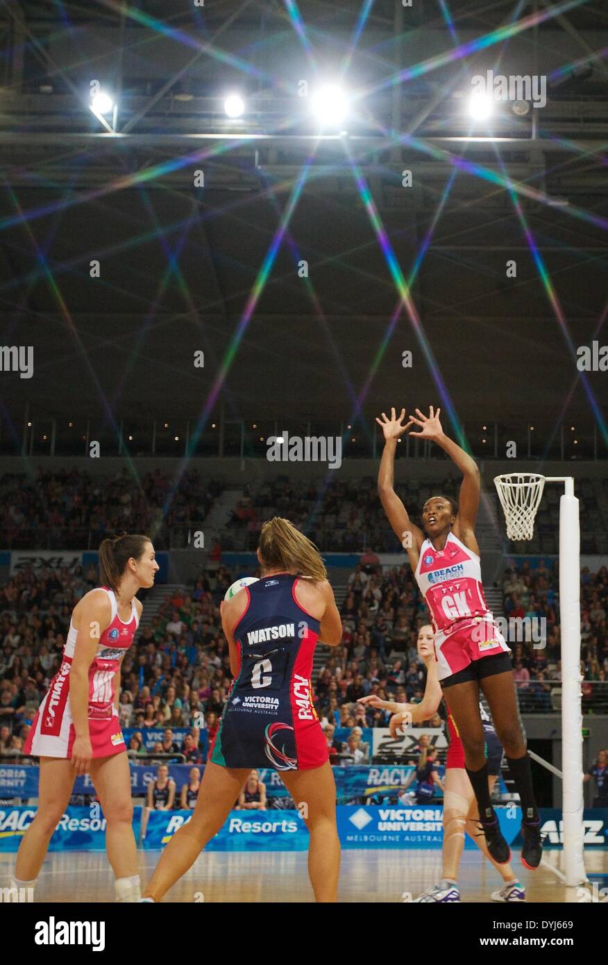 Melbourne, Victoria, Australie. Apr 19, 2014. CARLA BORREGO des Thunderbirds Adélaïde tente de bloquer LIZ WATSON du Melbourne Vixens pousse pour but durant la Rd 8 Melbourne Vixens v Adelaide 2014 Thunderbirds Netball ANZ Championships à Hisense Arena. © Tom Griffiths/ZUMA/ZUMAPRESS.com/Alamy fil Live News Banque D'Images