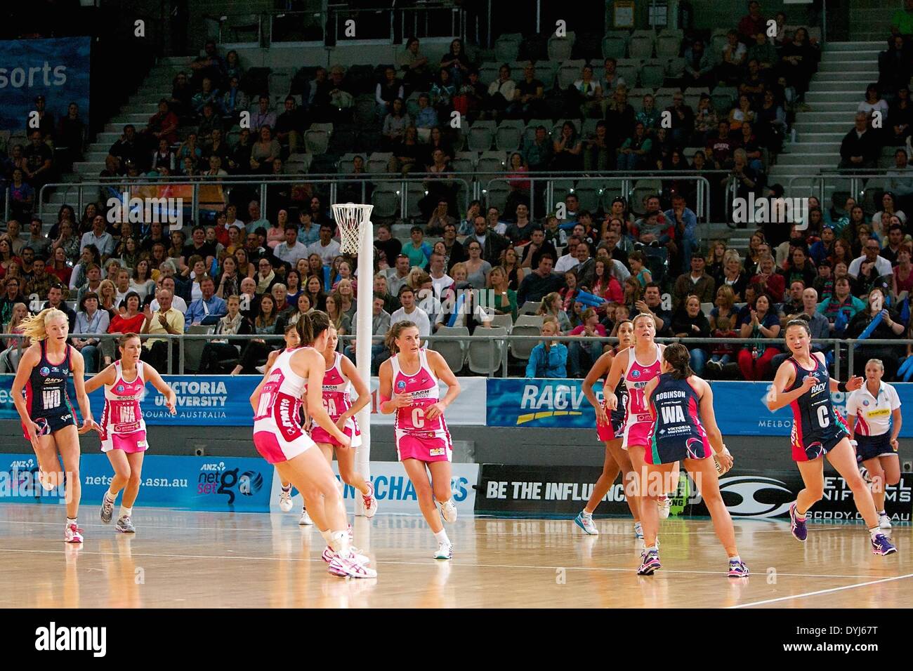 Melbourne, Victoria, Australie. Apr 19, 2014. Melbourne et Adélaïde les joueurs se font concurrence pour le bal au cours de la Rd 8 Melbourne Vixens v Adelaide 2014 Thunderbirds Netball ANZ Championships à Hisense Arena. © Tom Griffiths/ZUMA/ZUMAPRESS.com/Alamy fil Live News Banque D'Images