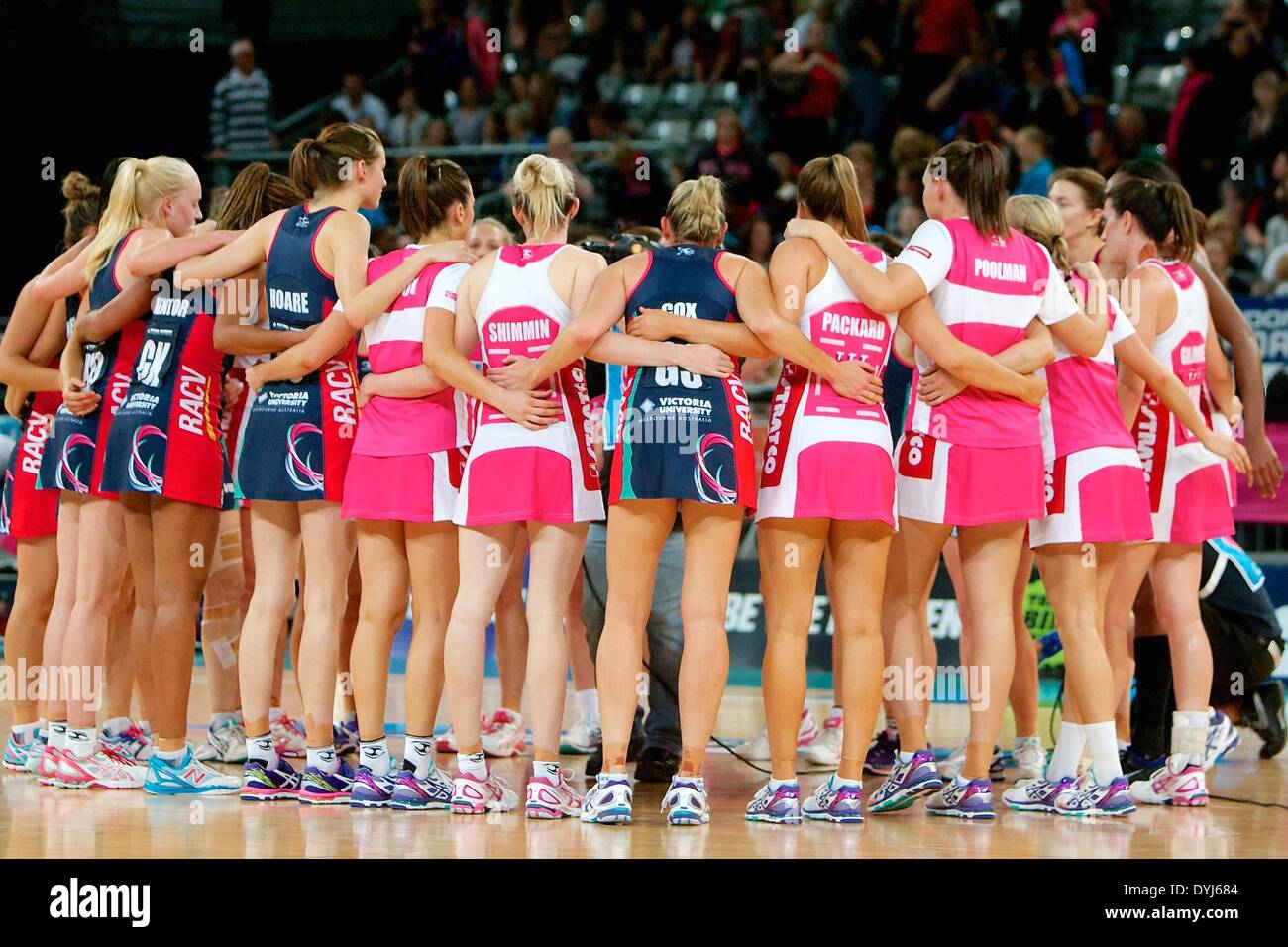 Melbourne, Victoria, Australie. Apr 19, 2014. Melbourne et Adélaïde joueurs obtiennent au cours d'un échange après le jeu pendant la Rd 8 Melbourne Vixens v Adelaide 2014 Thunderbirds Netball ANZ Championships à Hisense Arena. © Tom Griffiths/ZUMA/ZUMAPRESS.com/Alamy fil Live News Banque D'Images