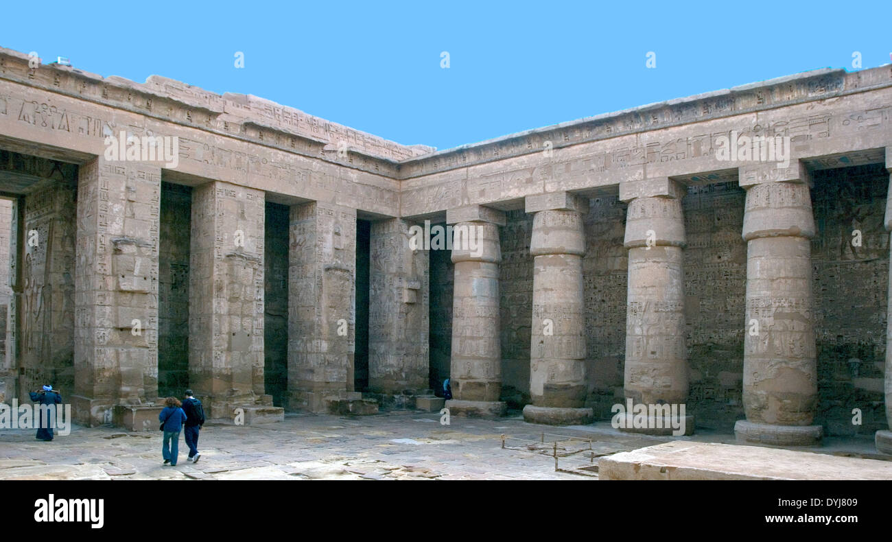 Temple de Ramsès III (1198-1167 av. - XX° Dyn.) à Médinet Habou : la première cour. Banque D'Images