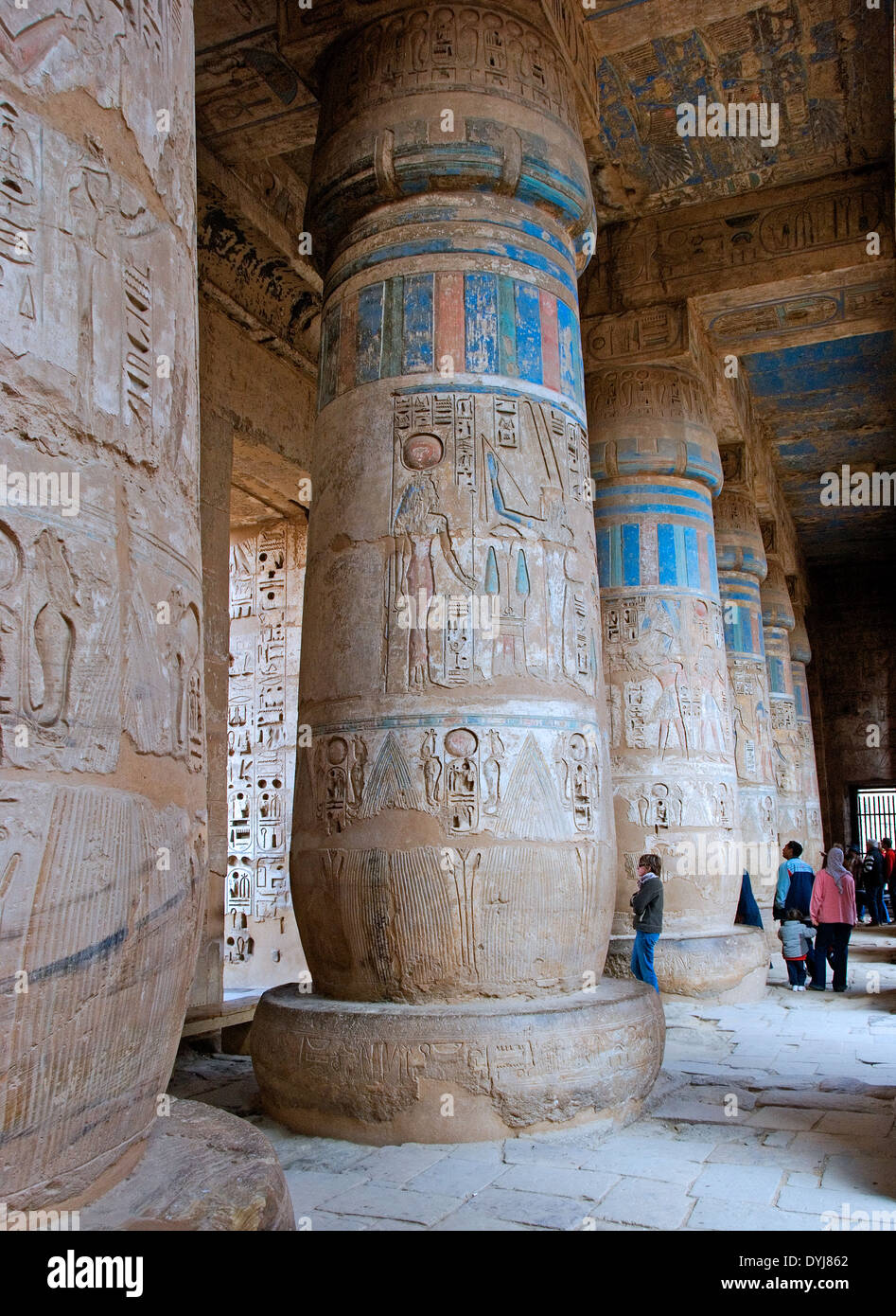 Temple de Ramsès III (1198-1167 av. - XX° Dyn.) à Médinet Habou : reliefs sur mur dans la deuxième cour Banque D'Images