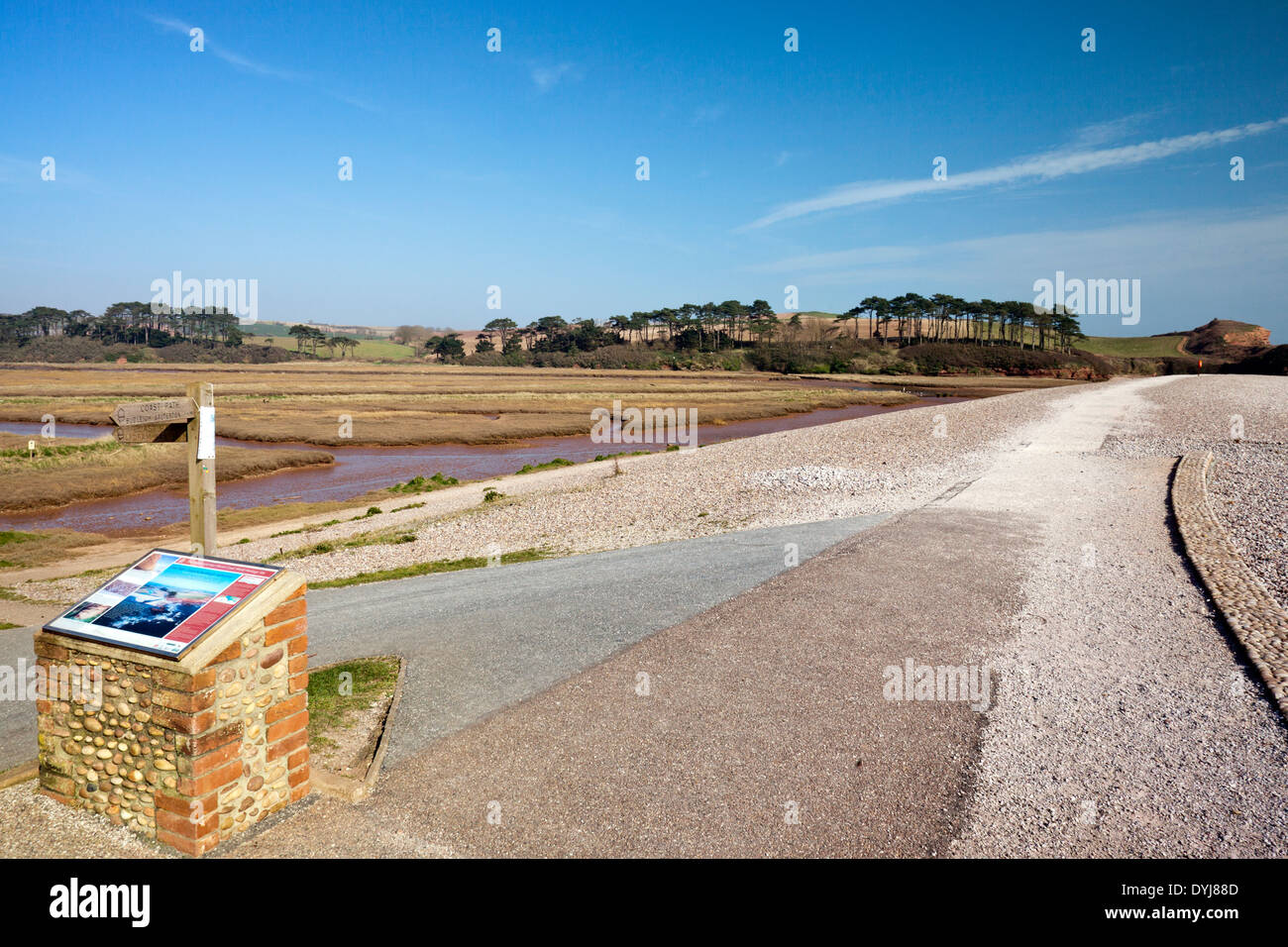 Information board à l'embouchure de la loutre de rivière à Budleigh Salterton, Devon, England, UK Banque D'Images