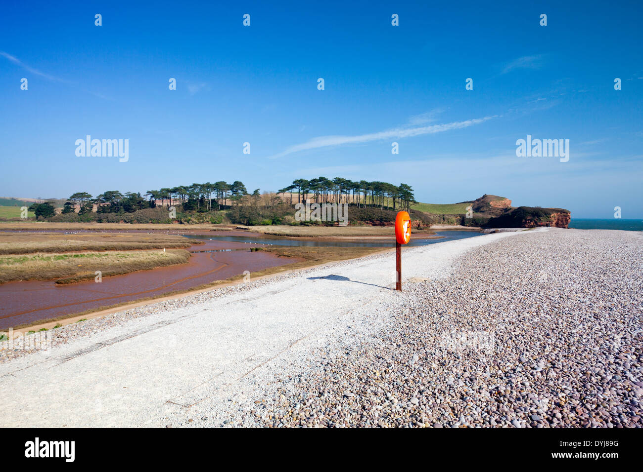 Bouche de la loutre de rivière et Otterton Ledge à Budleigh Salterton, Devon, England, UK Banque D'Images