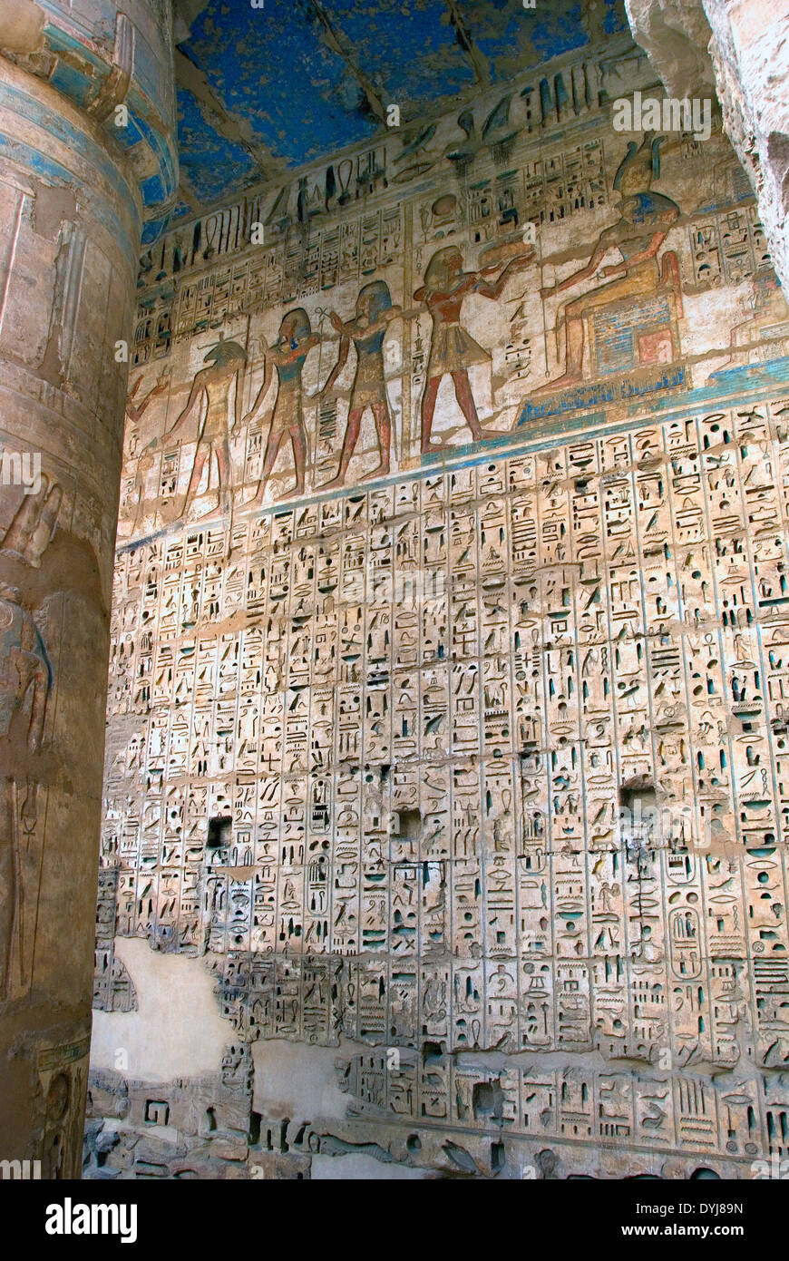 Temple de Ramsès III (1198-1167 av. - XX° Dyn.) à Médinet Habou : reliefs sur mur dans la deuxième cour Banque D'Images