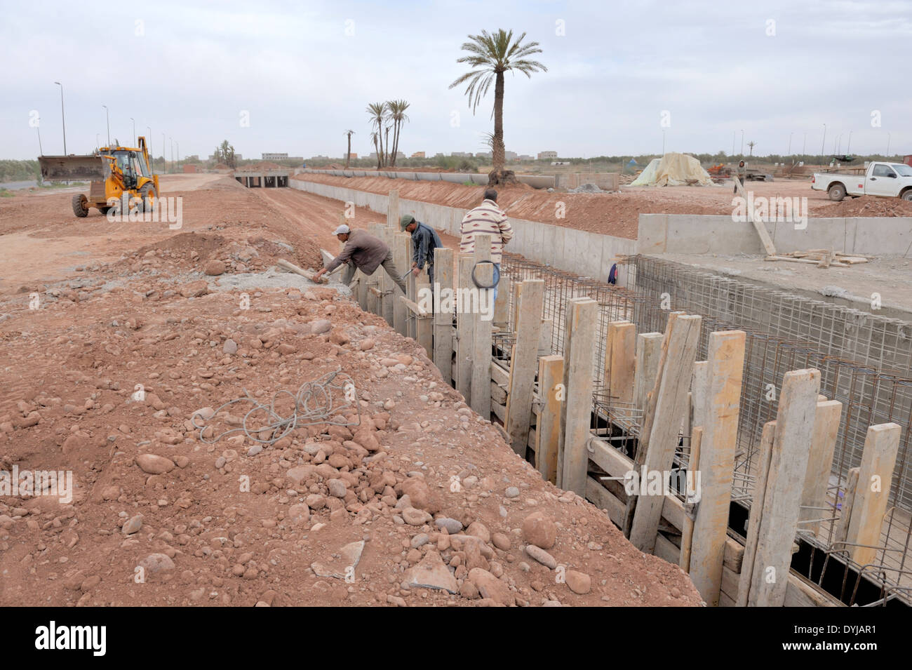 Construction de nouvel aqueduc pour fournir de l'eau à Marrakech Maroc. L'installation de coffrage pour béton de bois traditionnelle. Banque D'Images