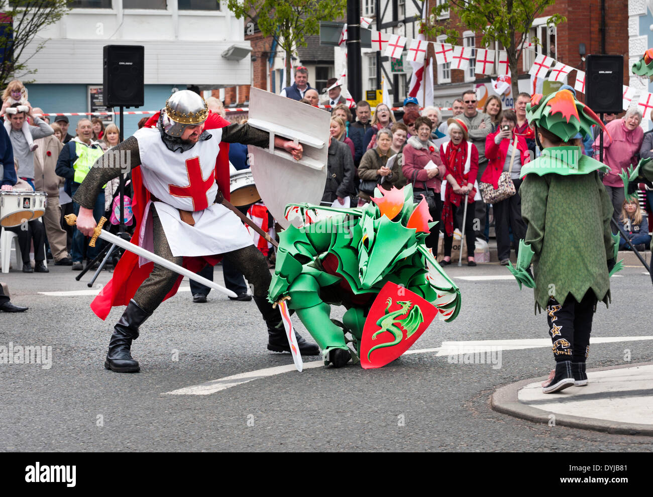 Newport, Shropshire, au Royaume-Uni. 19 avril 2014. St George's Day célébrations, week-end de Pâques, le samedi 19 avril. y compris St Georges terrassant le dragon. L'argent est soulevée pour Newport Banque alimentaire et jeunes aidants. Crédit : John Bentley/Alamy Live News Banque D'Images