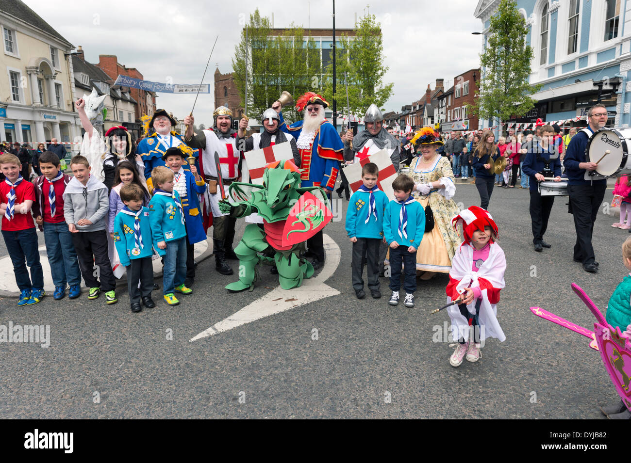 Newport, Shropshire, au Royaume-Uni. 19 avril 2014. St George's Day célébrations, week-end de Pâques, le samedi 19 avril. y compris St Georges terrassant le dragon. L'argent est soulevée pour Newport Banque alimentaire et jeunes aidants. Crédit : John Bentley/Alamy Live News Banque D'Images
