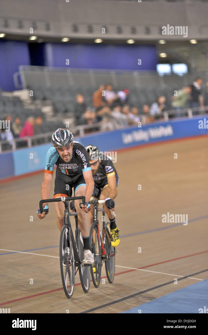 Londres, Royaume-Uni. 18 avril 2014. Andrew Tennant (GBR, Madison-Genesis) course d'avance sur Christian Grasmann (GER, Rudy Project) au cours de la roue d'or course scratch, SCCU Réunion du vendredi saint. Crédit : Michael Preston/Alamy Live News Banque D'Images