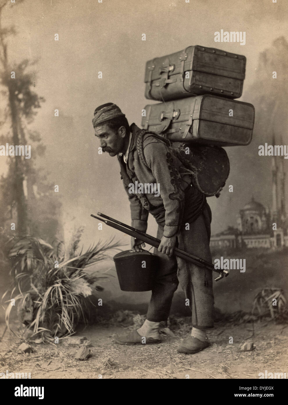 Portefaix turc- porter, portrait en pied, debout, face à la gauche, transport des bagages sur le dos, vers 1900 Banque D'Images