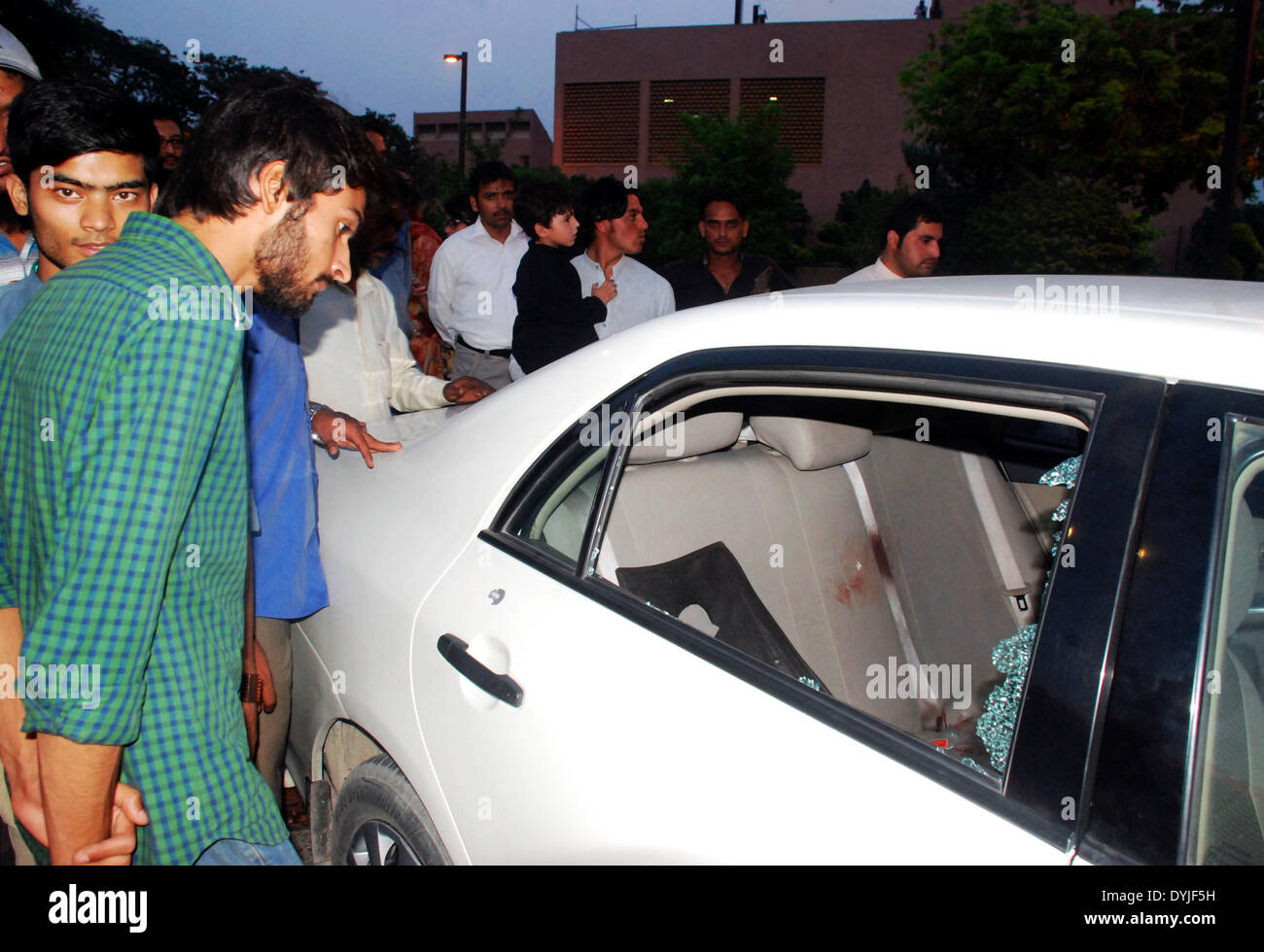 Karachi. Apr 19, 2014. Les gens se rassemblent autour du véhicule endommagé du journaliste pakistanais Hamid Mir après l'attaque dans le sud du port pakistanais de Karachi ville le 19 avril 2014. Éminent journaliste pakistanais, anchorperson Hamid Mir est auraient été blessés après avoir été tourné à trois fois sur son chemin à l'aéroport de bureau à Karachi le samedi, les médias locaux ont rapporté. © Arshad/Xinhua/Alamy Live News Banque D'Images