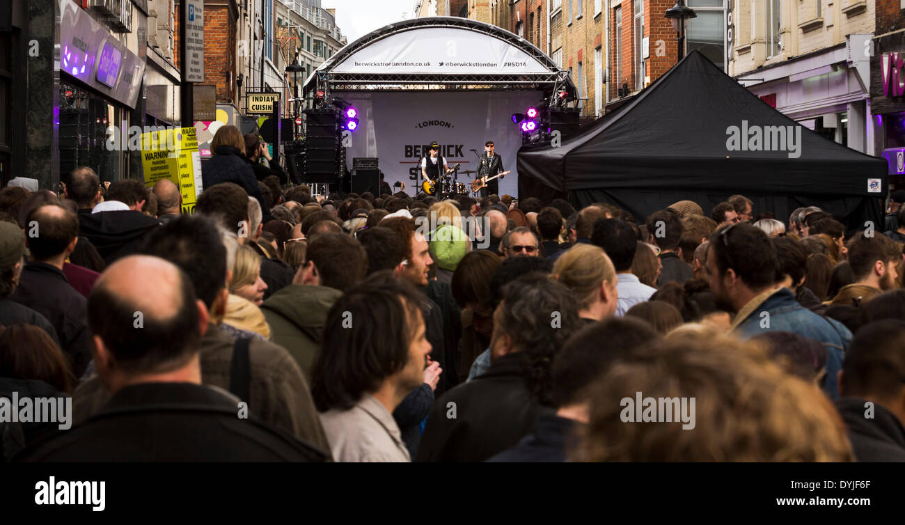 Londres, Royaume-Uni. 19 avril 2014. Berwick Street, destination vynil à Soho, abrite la plus grande concentration de magasins de disques indépendants à Londres, au Royaume-Uni. La rue a été transformée en un mini festival de musique au cours des célébrations du Record Store Day 2014 le samedi 19 avril, 2014 lorsqu'une grande scène en plein air a accueilli des représentations - parmi eux Adam Ant's - tous les après-midi. Credit : Cecilia Colussi/Alamy Live News Banque D'Images