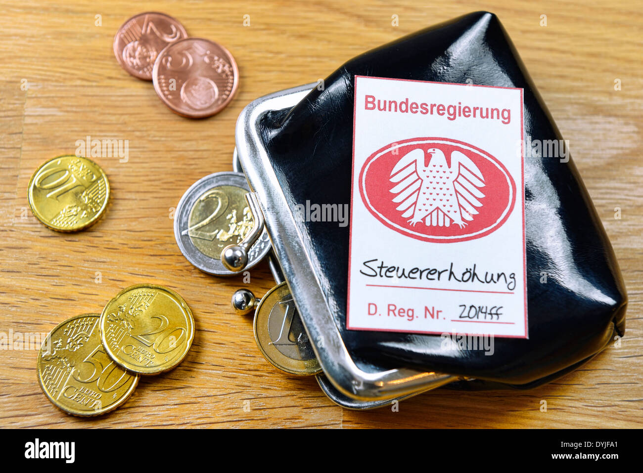 Pfandsiegel mit Bundesadler Symbolfoto Steuererhöhung auf Geldbörse, Banque D'Images