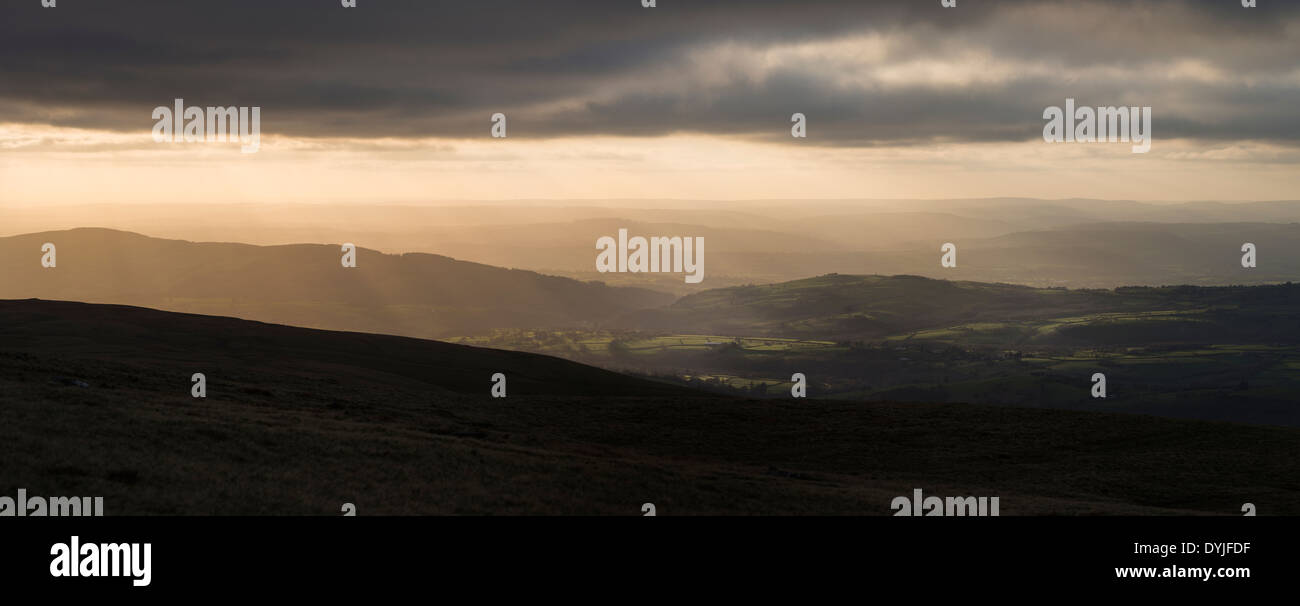 Les rayons de lumière briller au-dessus de la campagne du sommet mondial de l'Lefrith Waun, Black Mountain, parc national de Brecon Beacons, le Pays de Galles Banque D'Images