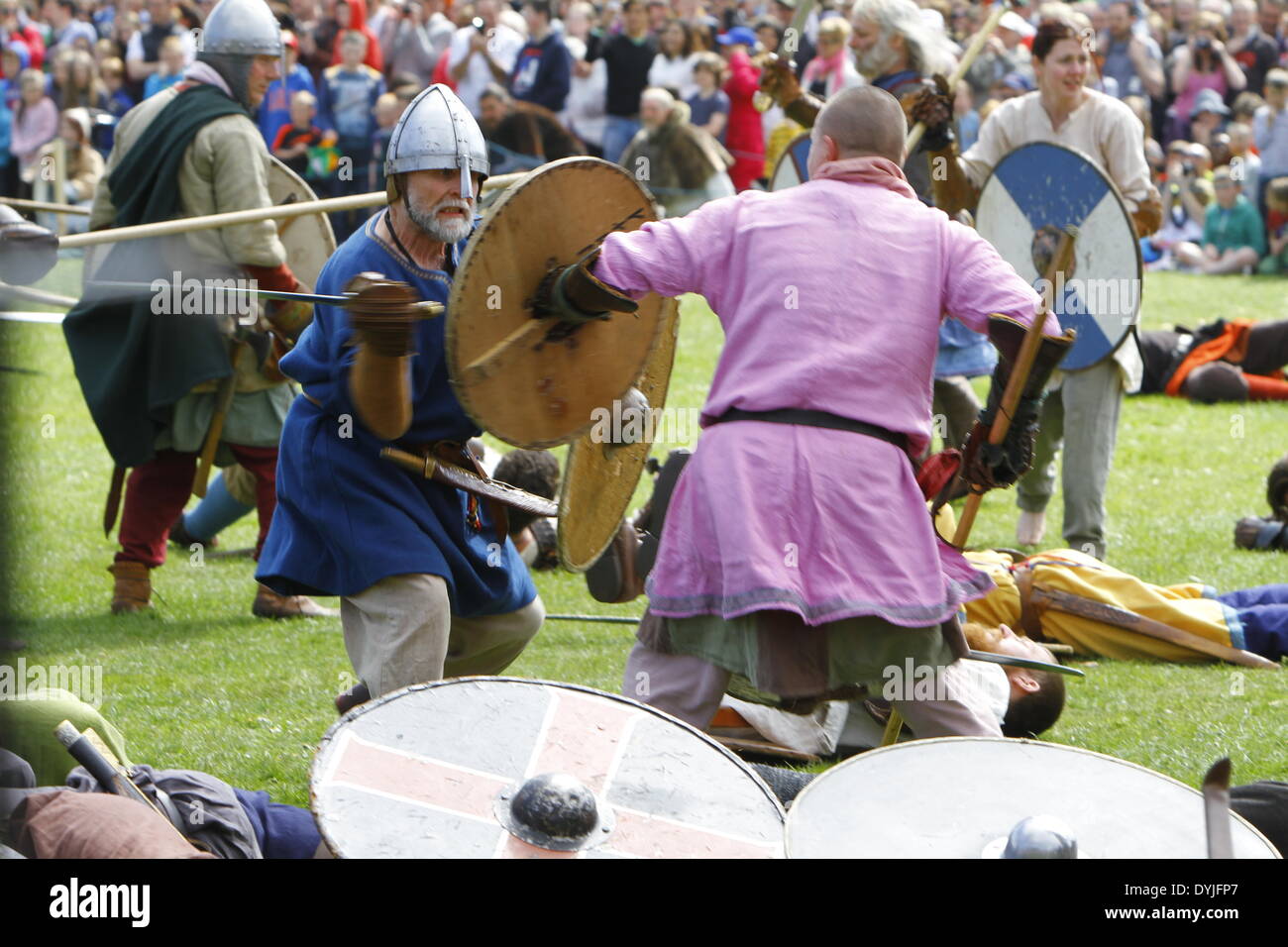 Dublin Irlande 19 Avril 14 Deux Reenactors Habille En Guerrier Viking Irlandais Et Combattre L Homme Contre L Homme Le 1 000 E Anniversaire De La Bataille De Clontarf Entre Le Haut Roi D Irlande Dublin Irlande 19 Avril 14 Deux Reenactors Habille En Guerrier Viking Irlandais Et Combattre L Homme Contre L Homme Le 1 000 E Anniversaire De La Bataille De Clontarf Entre Le Haut Roi D Irlande