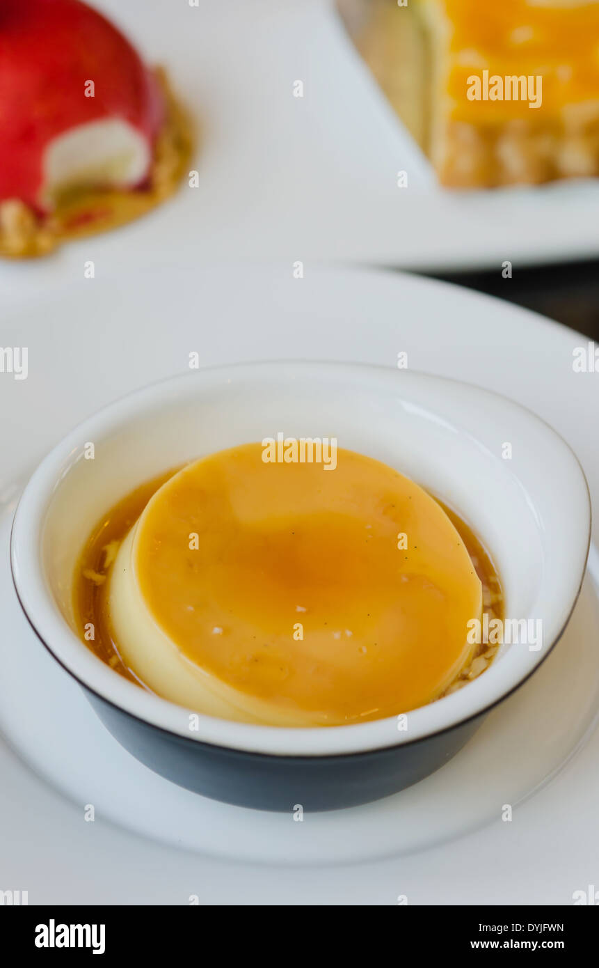 Crème caramel , flan crème pâtissière dans un bol Banque D'Images