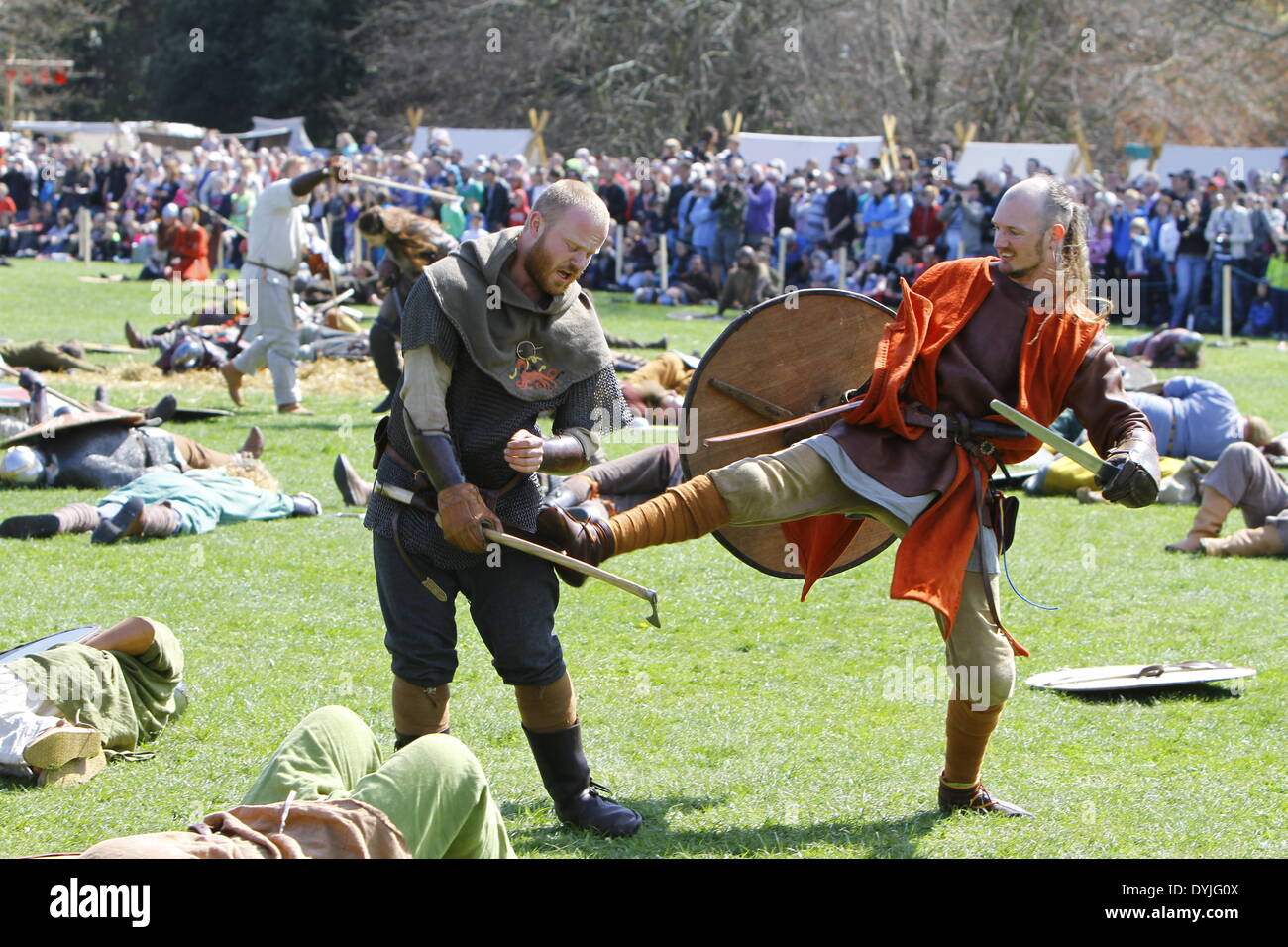 Dublin Irlande 19 Avril 14 Deux Reenactors Habille En Guerrier Viking Irlandais Et Combattre L Homme Contre L Homme Le 1 000 E Anniversaire De La Bataille De Clontarf Entre Le Haut Roi D Irlande Dublin Irlande 19 Avril 14 Deux Reenactors Habille En Guerrier Viking Irlandais Et Combattre L Homme Contre L Homme Le 1 000 E Anniversaire De La Bataille De Clontarf Entre Le Haut Roi D Irlande