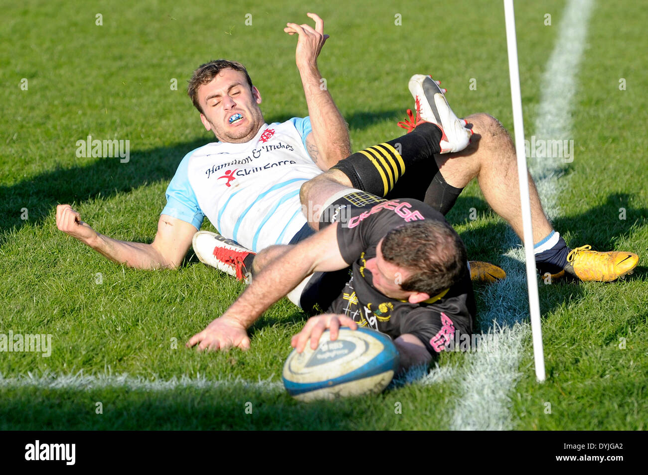 Hawick, Royaume-Uni.. - 19/Apr/2014 : RFC Hawick Mansfield Park, Rois de la 7s 2014, Rnd 3, 'La Banque Royale du Canada' Hawick Sevens Légende : Le Capitaine Andrew Melrose Skeen, va au-dessus pour un essai à ses côtés la victoire dans la finale contre Edimbourg Accies Score final 24 - 17 Crédit : Rob Gray/Alamy Live News Banque D'Images