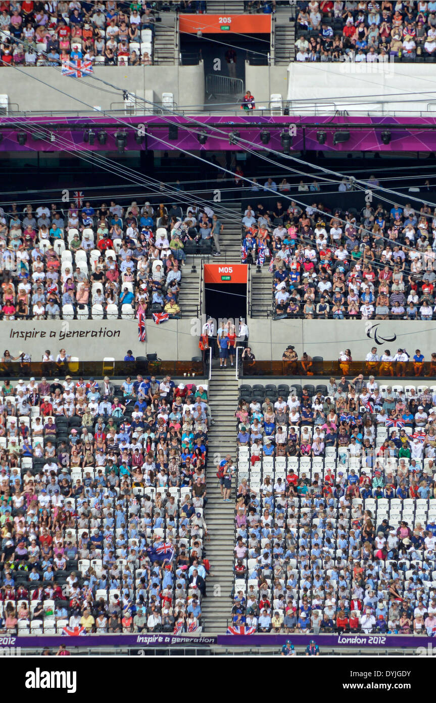 Spectateurs assis dans le stade d'athlétisme du parc olympique de Londres 2012 Plate-forme d'observation de la Tour Orbit d'ArcelorMittal pendant les Jeux paralympiques au Royaume-Uni Banque D'Images