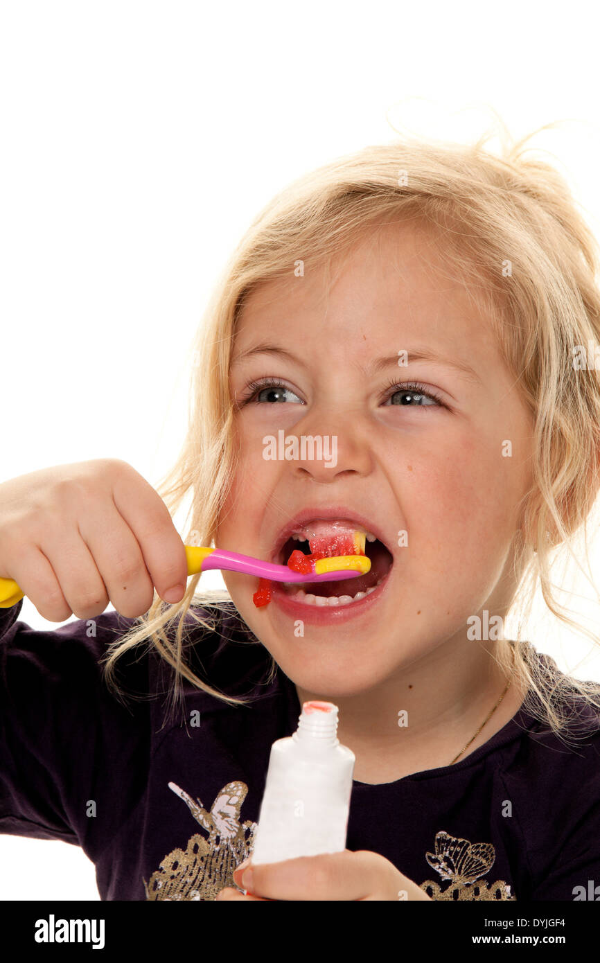 Genre beim Zähne putzen. Zahnhygiene und Reinigung. / Enfant quand se brosser les dents. L'hygiène dentaire et le nettoyage., Blondes Mädchen, 7 Banque D'Images