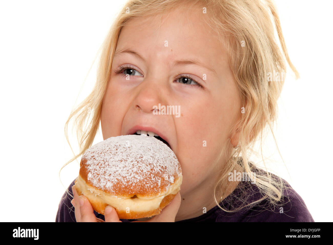 Genre im Fasching mit Krapfen. Faschingskrapfen / Enfants en carnaval avec les beignets. Beignets de carnaval, Blondes Maedchen, 7 Jahre ; Banque D'Images