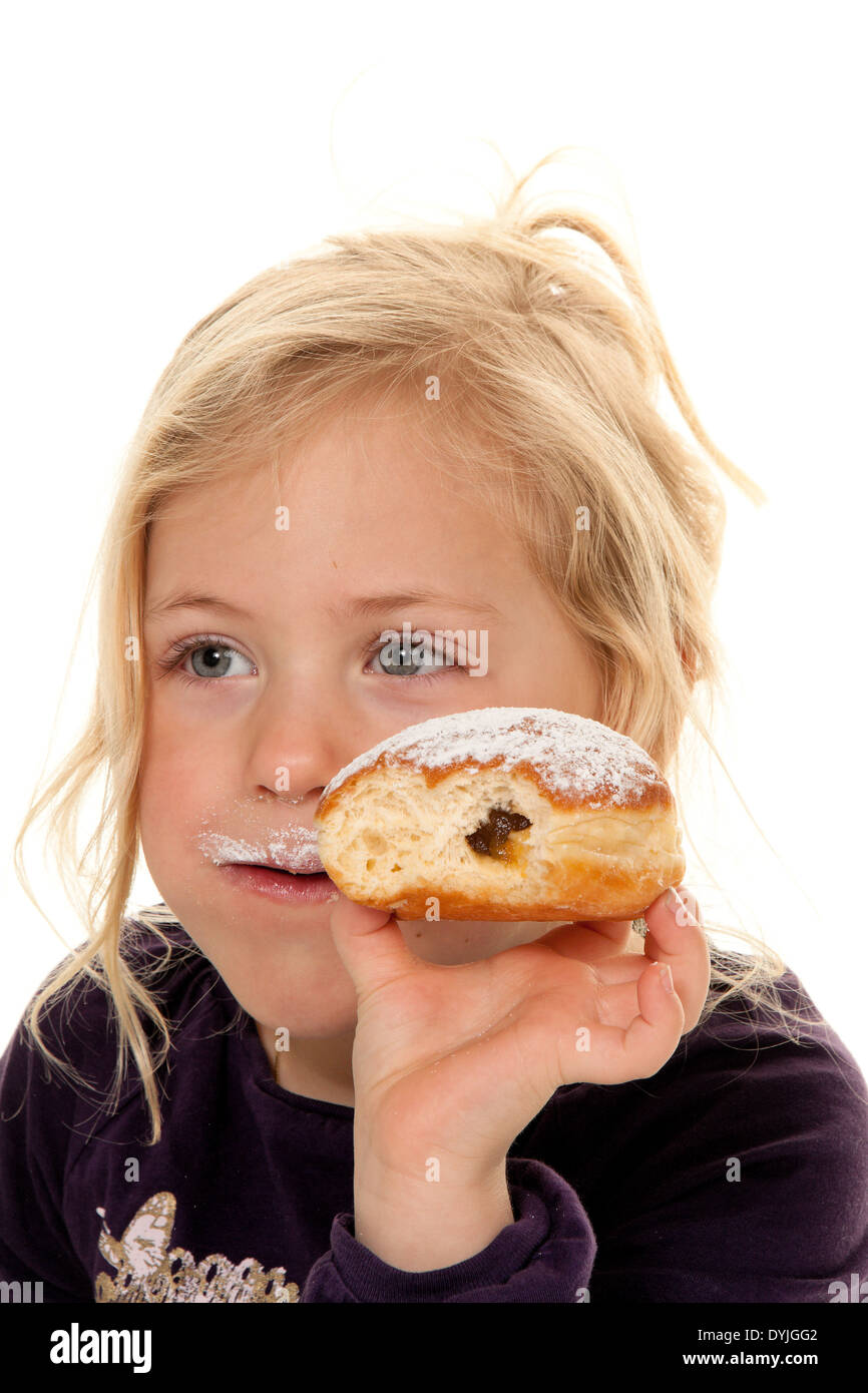 Genre im Fasching mit Krapfen. Faschingskrapfen / Enfants en carnaval avec les beignets. Beignets de carnaval, Blondes Maedchen, 7 Jahre ; Banque D'Images