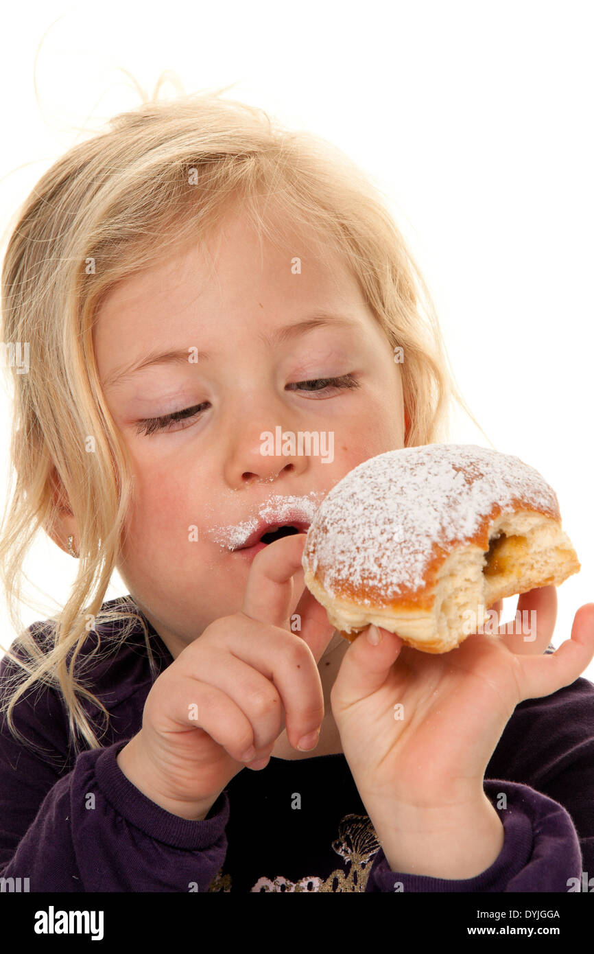 Genre im Fasching mit Krapfen. Faschingskrapfen / Enfants en carnaval avec les beignets. Beignets de carnaval, Blondes Maedchen, 7 Jahre ; Banque D'Images