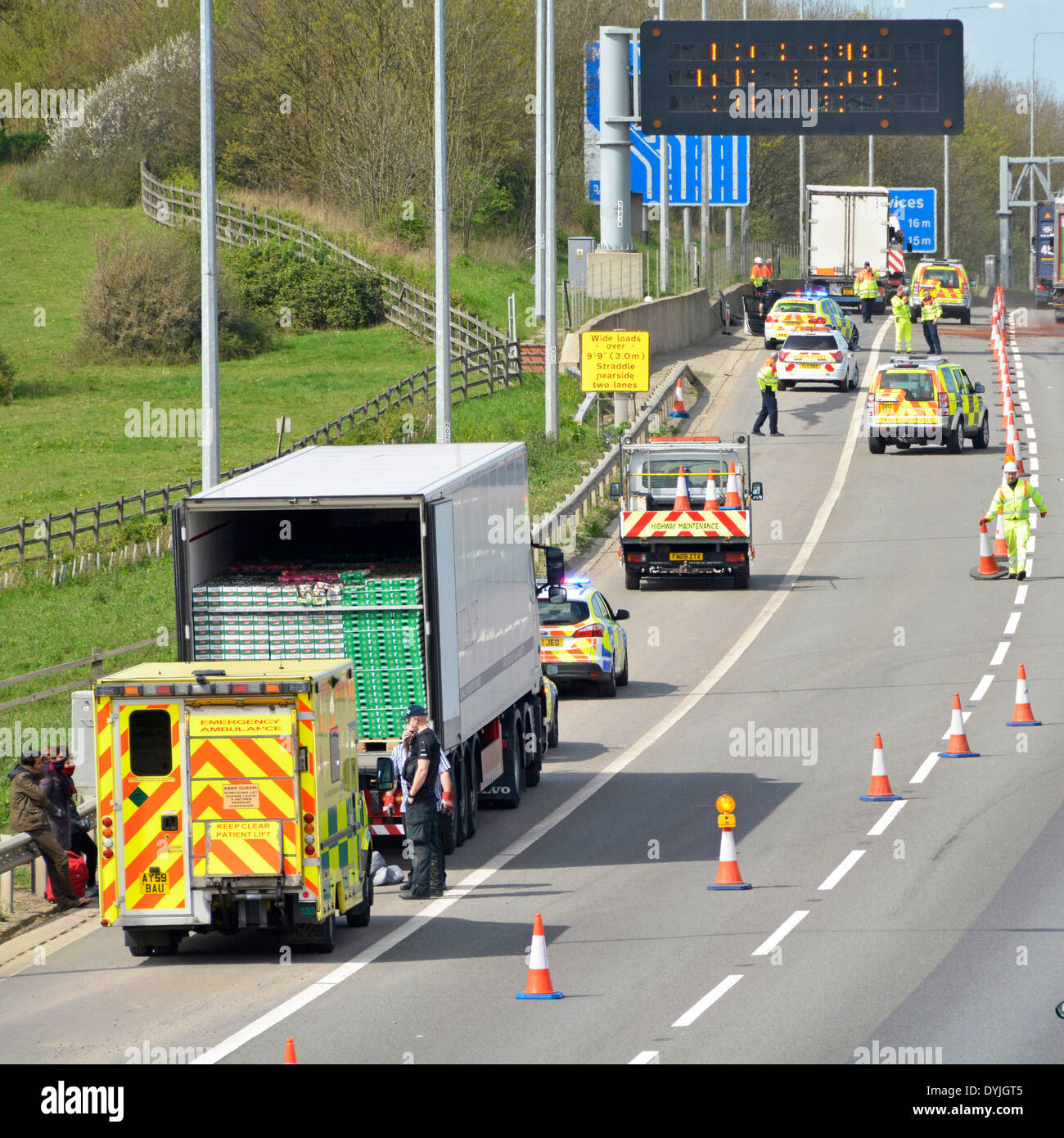Deux incidents sur l'autoroute la plus proche contrôle la police charge perturbés à l'arrière du camion et des gens assis sur la barrière de collision avec une assurance Banque D'Images