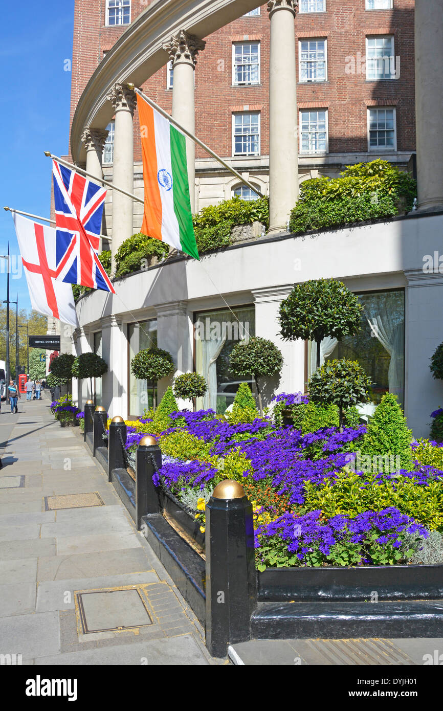 Drapeaux et fleurs luxe West End Grosvenor House Hotel Park Lane Pavement Mayfair Londres Angleterre Royaume-Uni Banque D'Images